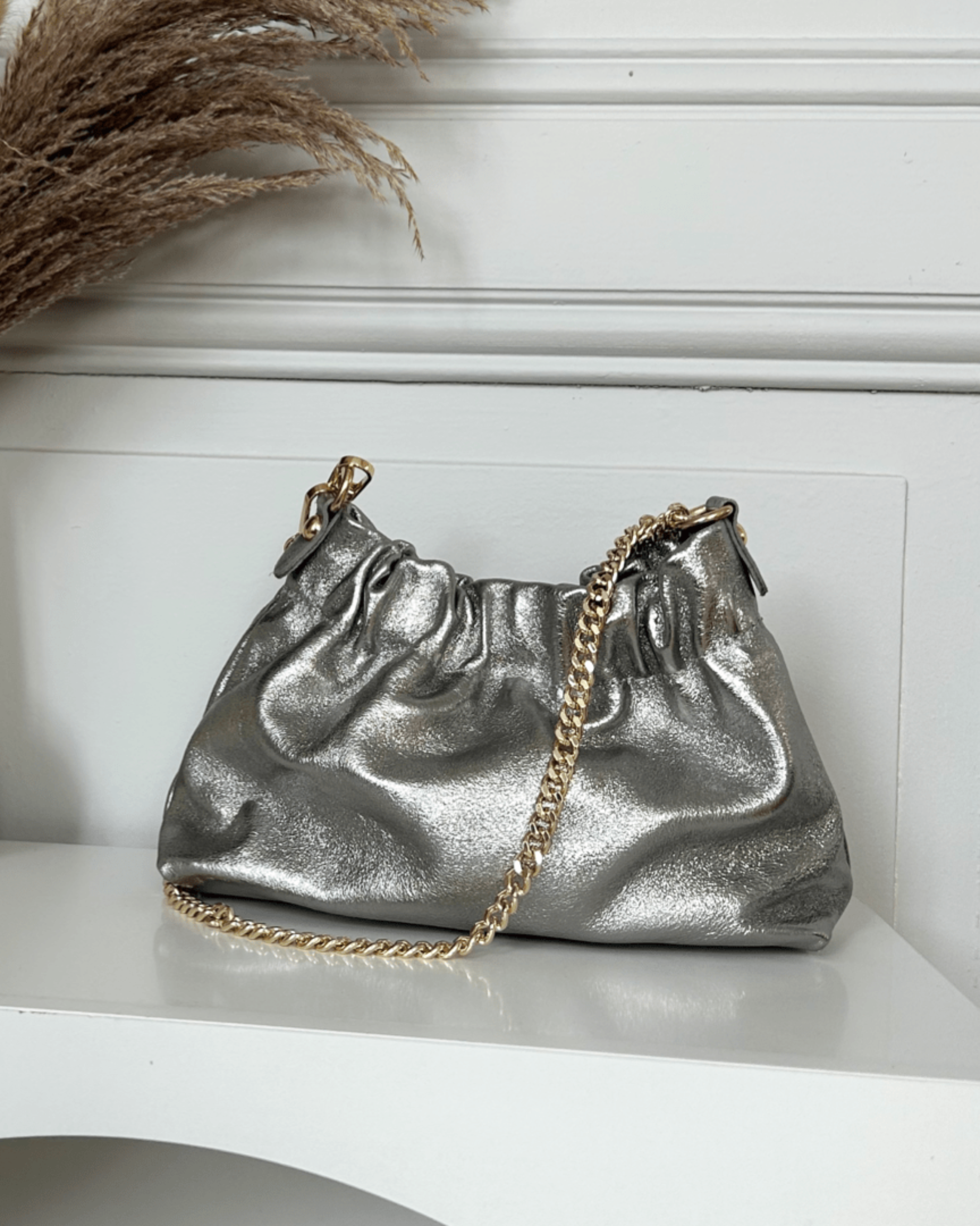 Sac à main argenté à bandoulière chaîne dorée