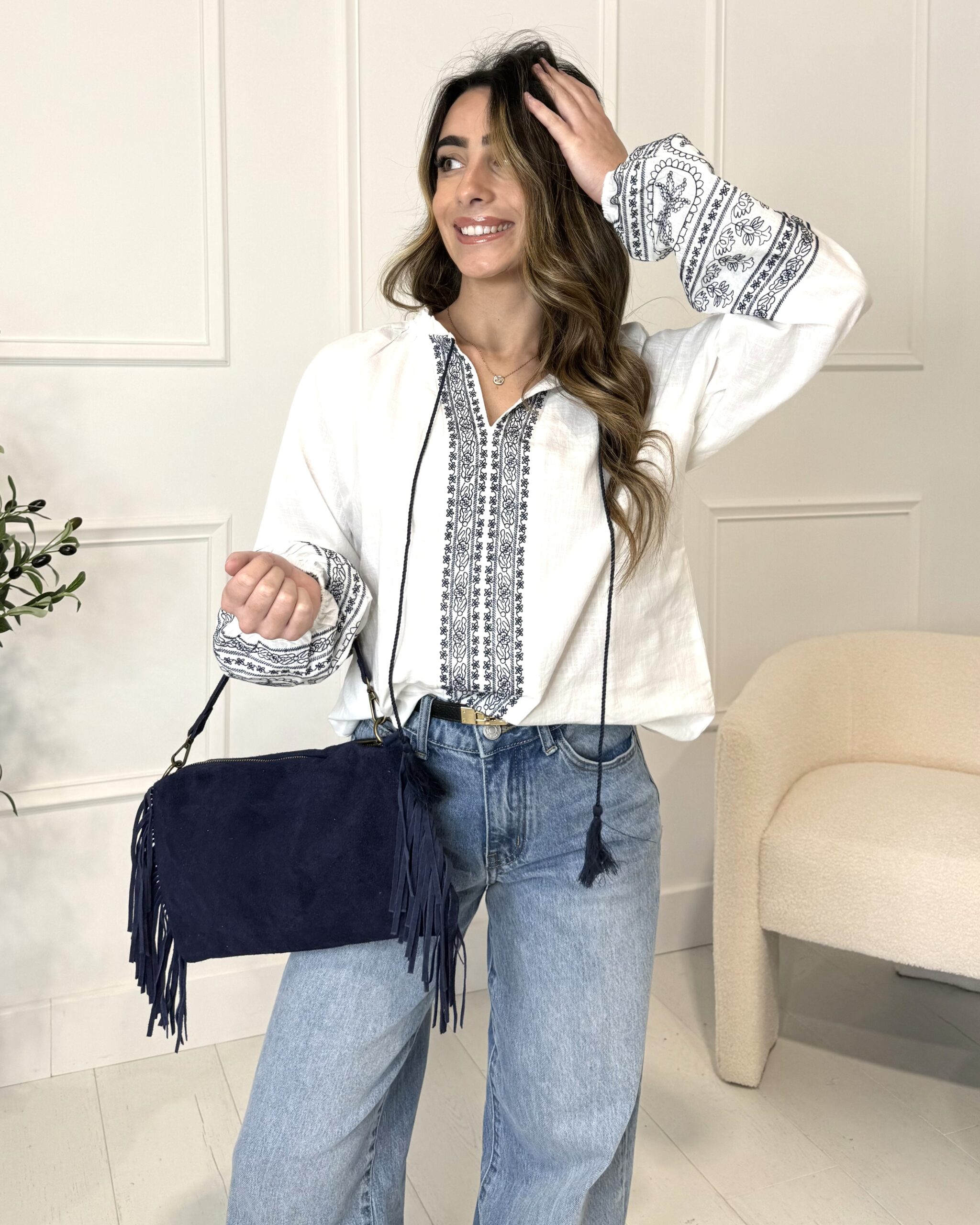 Blouse blanche à détails brodés