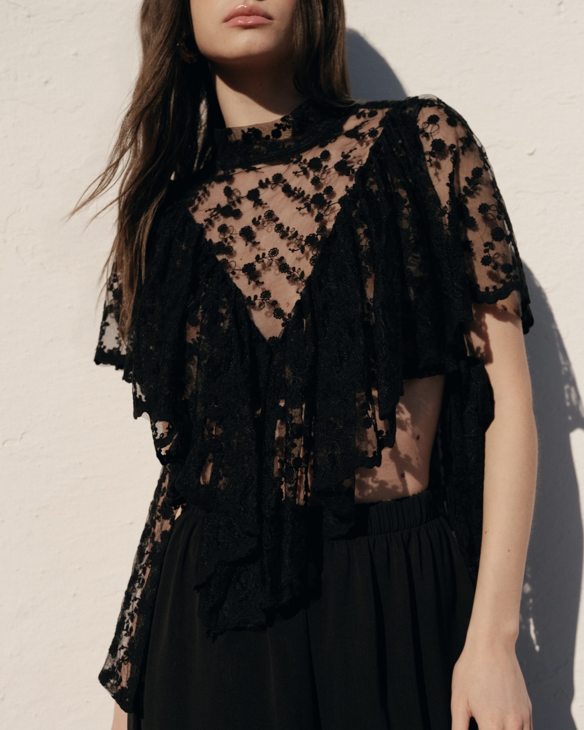 Top dentelle à manches courtes tendance et noeud à nouer sur les côtés