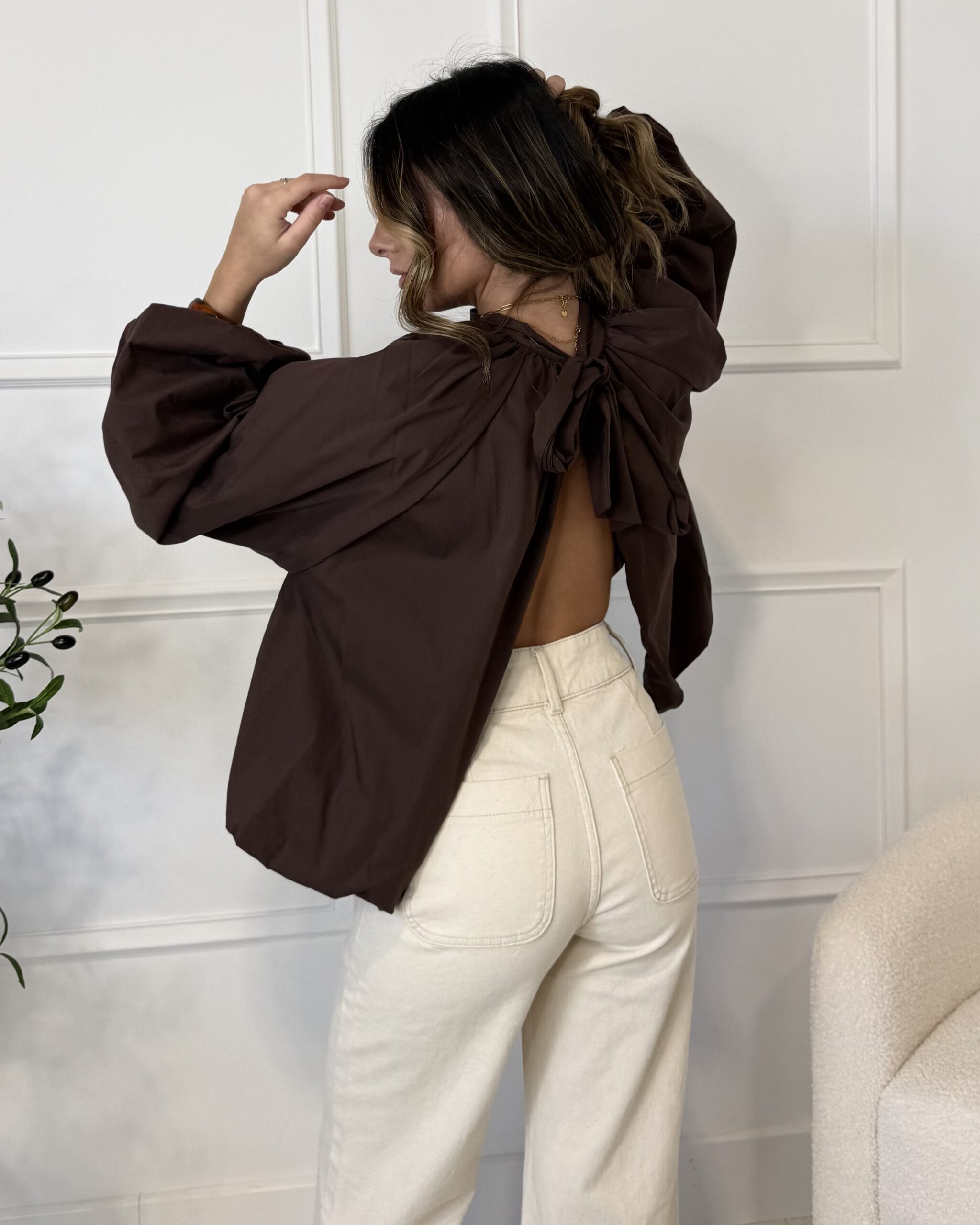 Blouse à manches longues bouffantes dos-nu noeud dans le dos