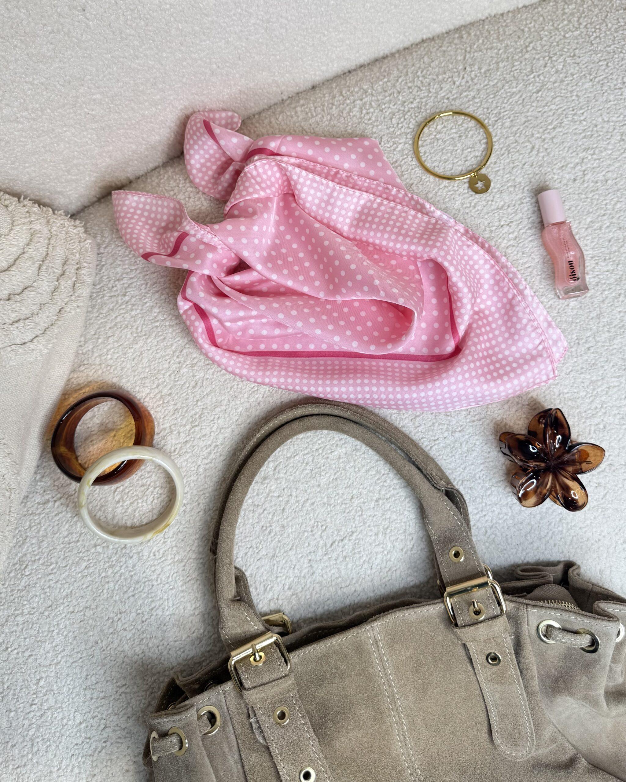 Foulard à pois rose