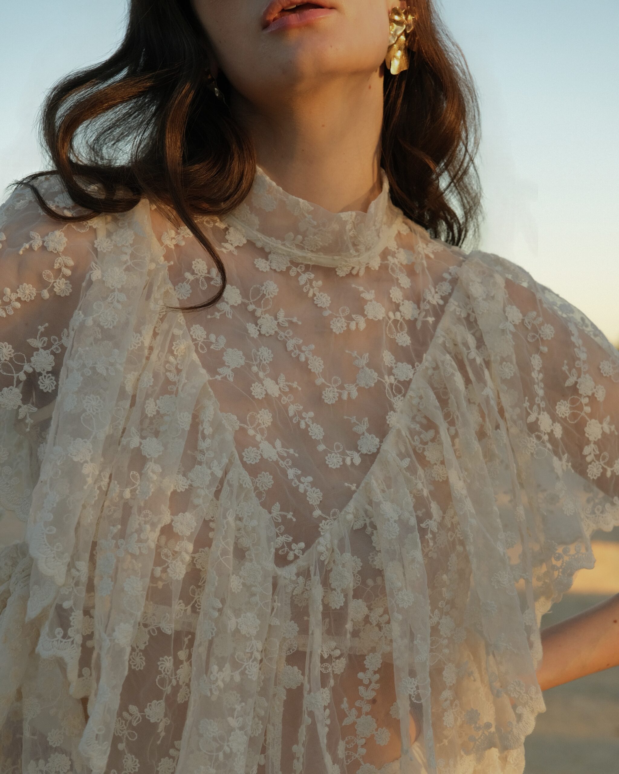 Top dentelle à manches courtes tendance et noeud à nouer sur les côtés