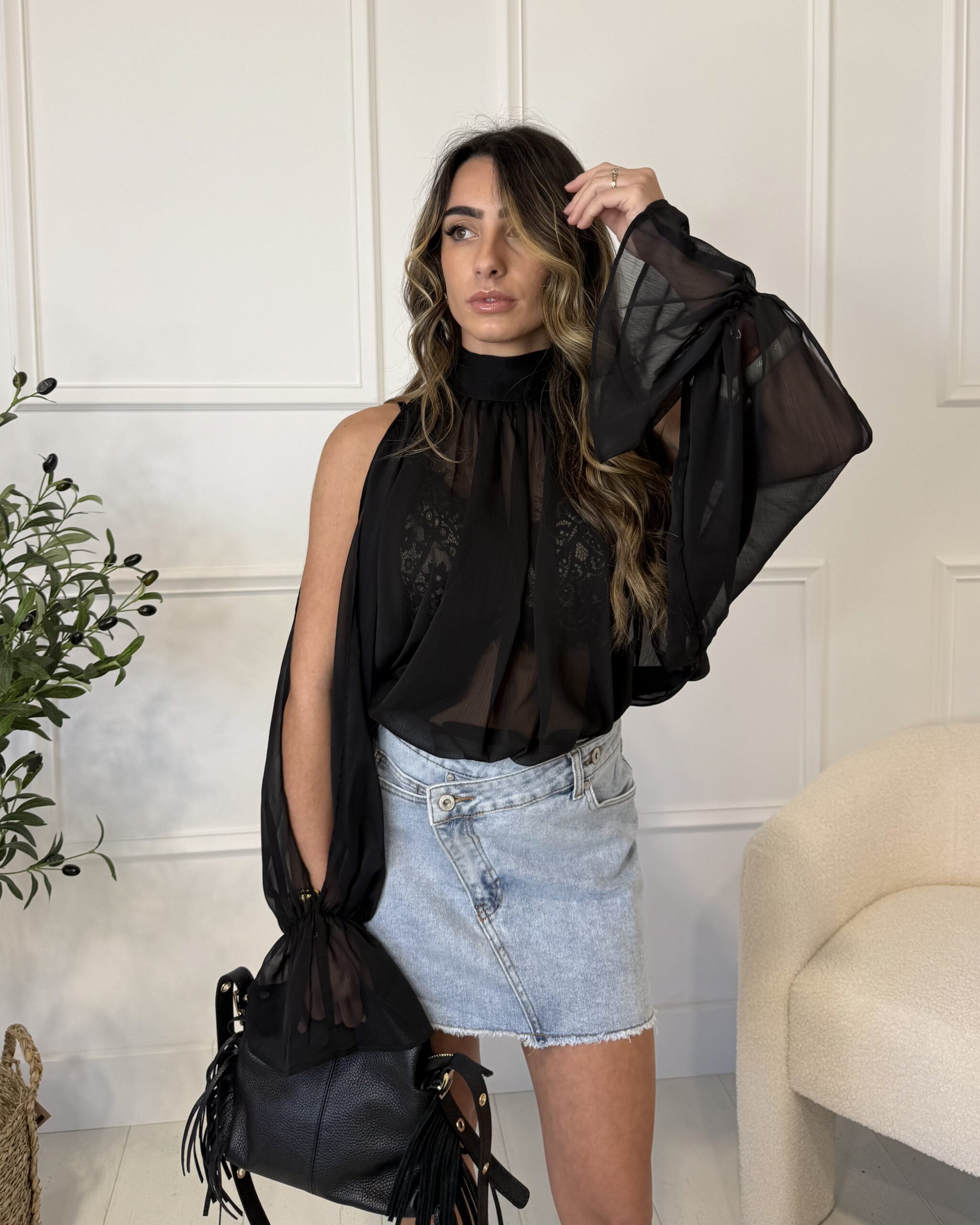 Blouse transparente noir à manches longues ouverte