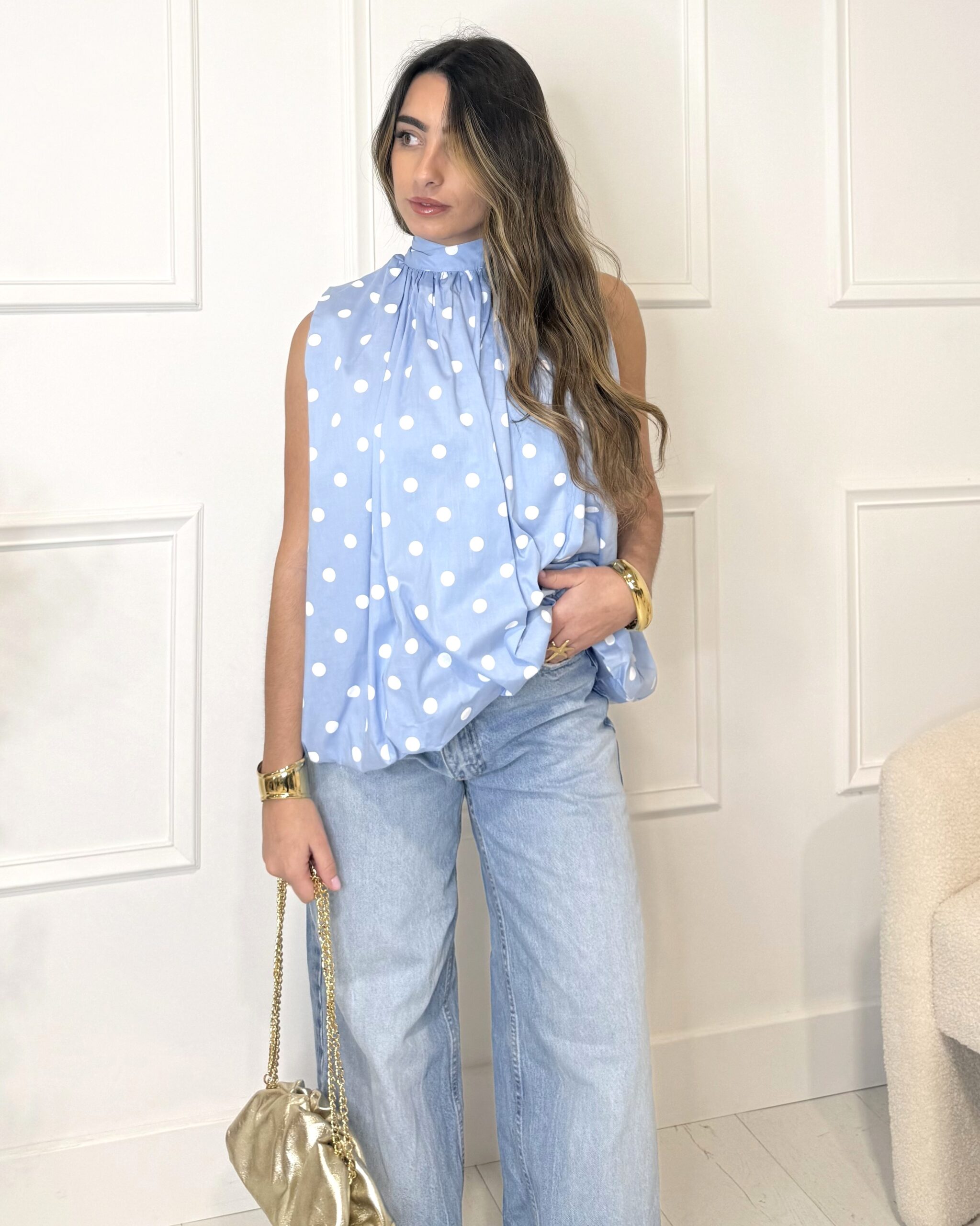 Blouse bleu à pois sans manches avec dos-nu