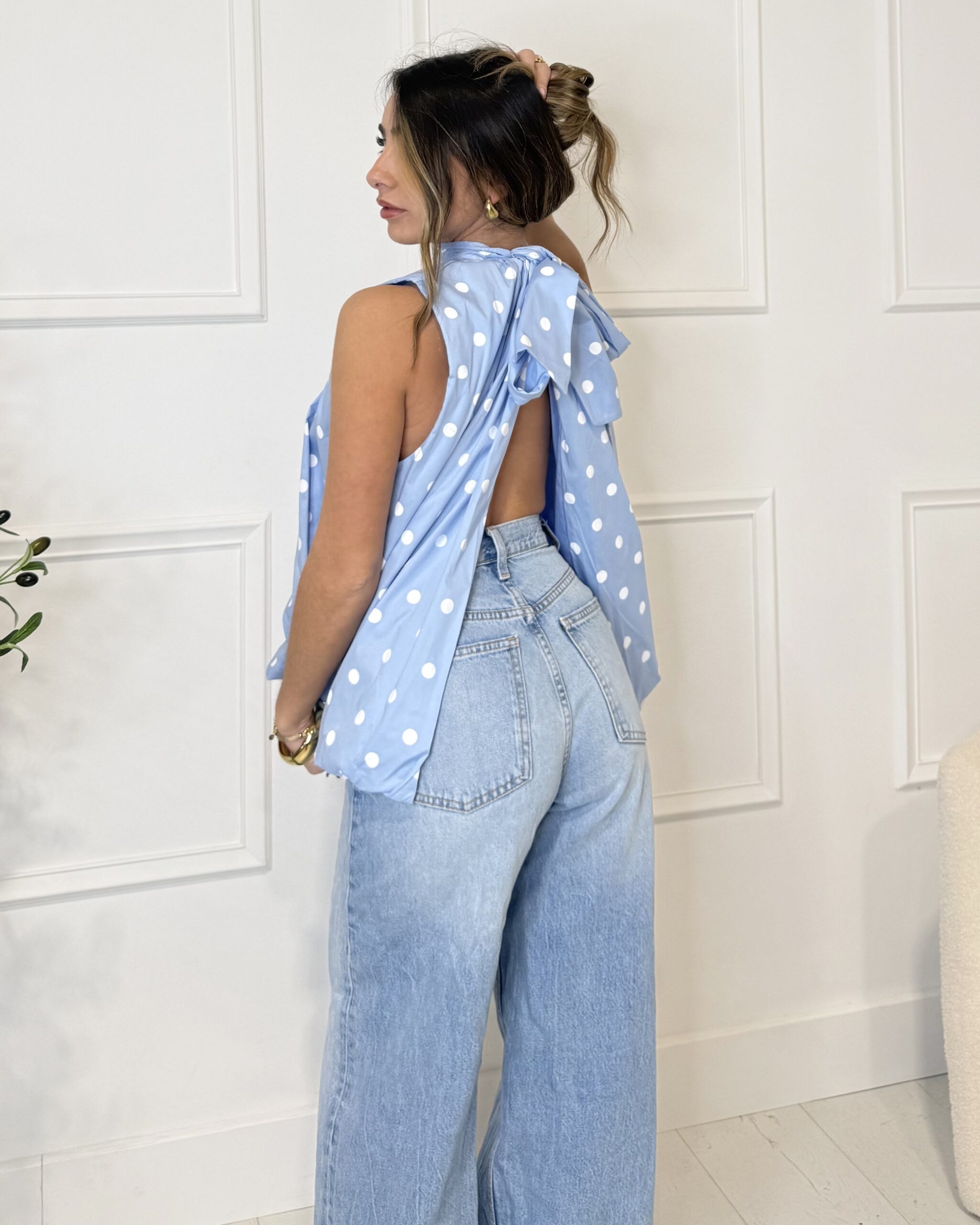 Blouse bleu à pois sans manches avec dos-nu