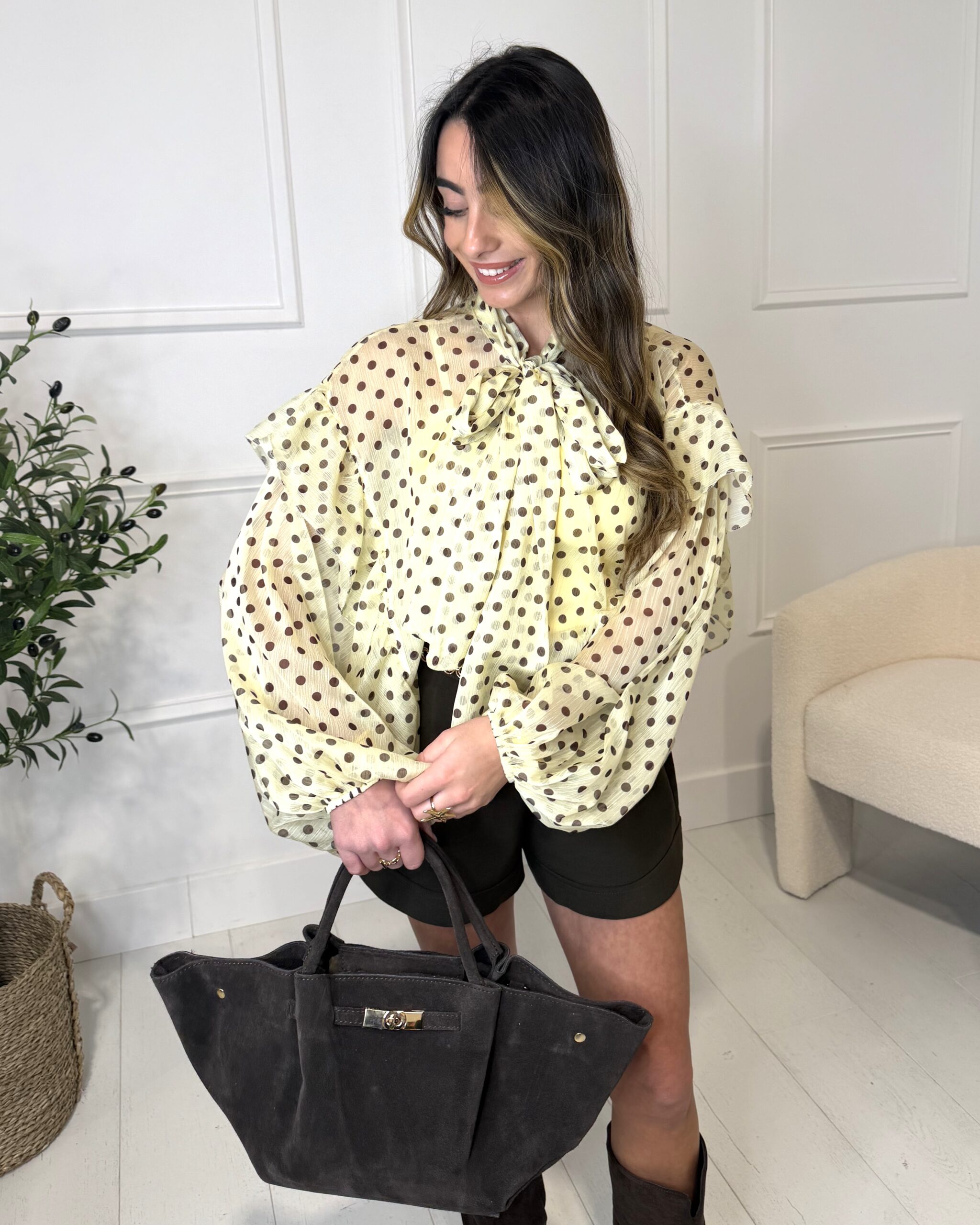 Blouse jaune à pois à manches longues avec liens à nouer au col