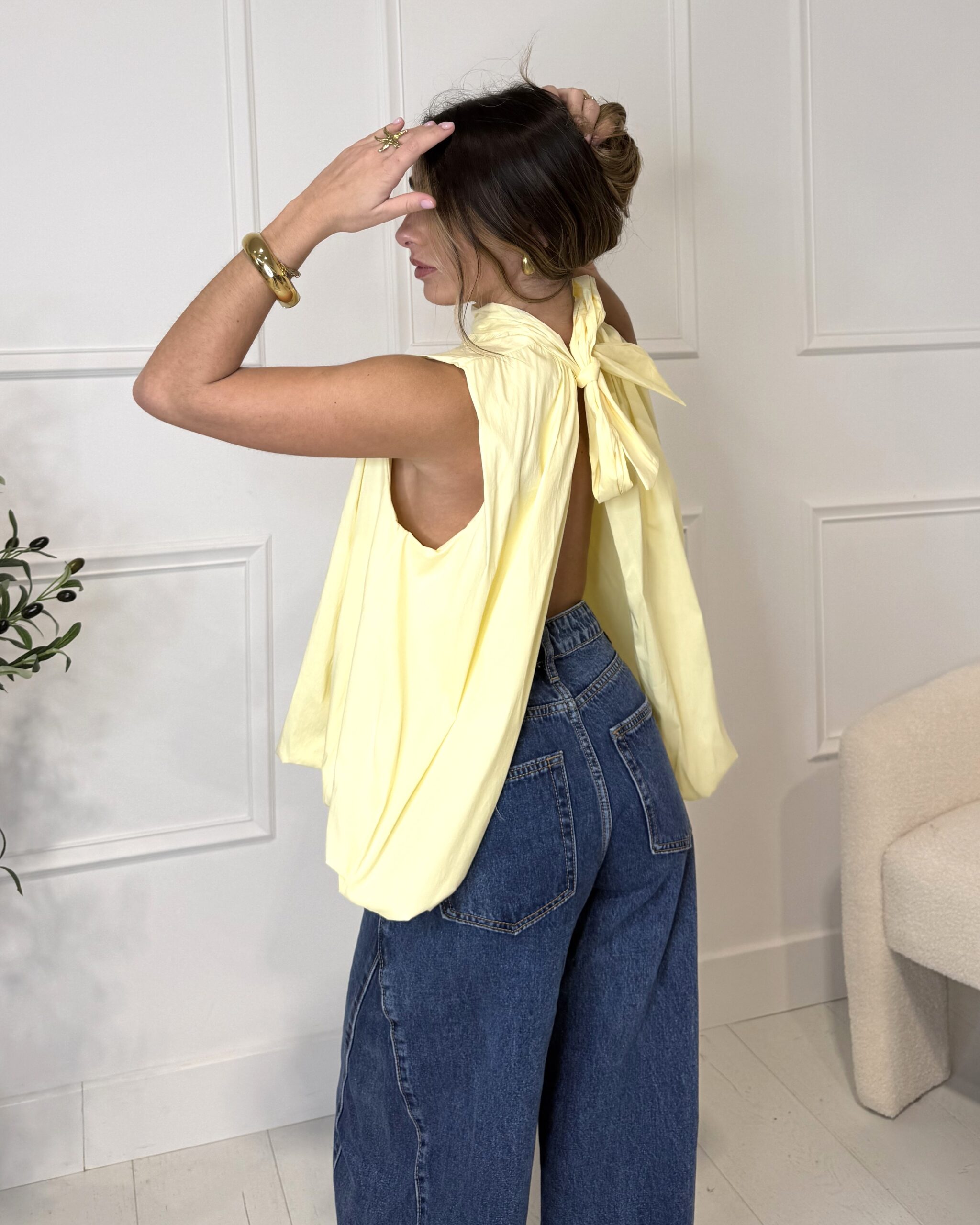 Blouse jaune sans manches dos-nu