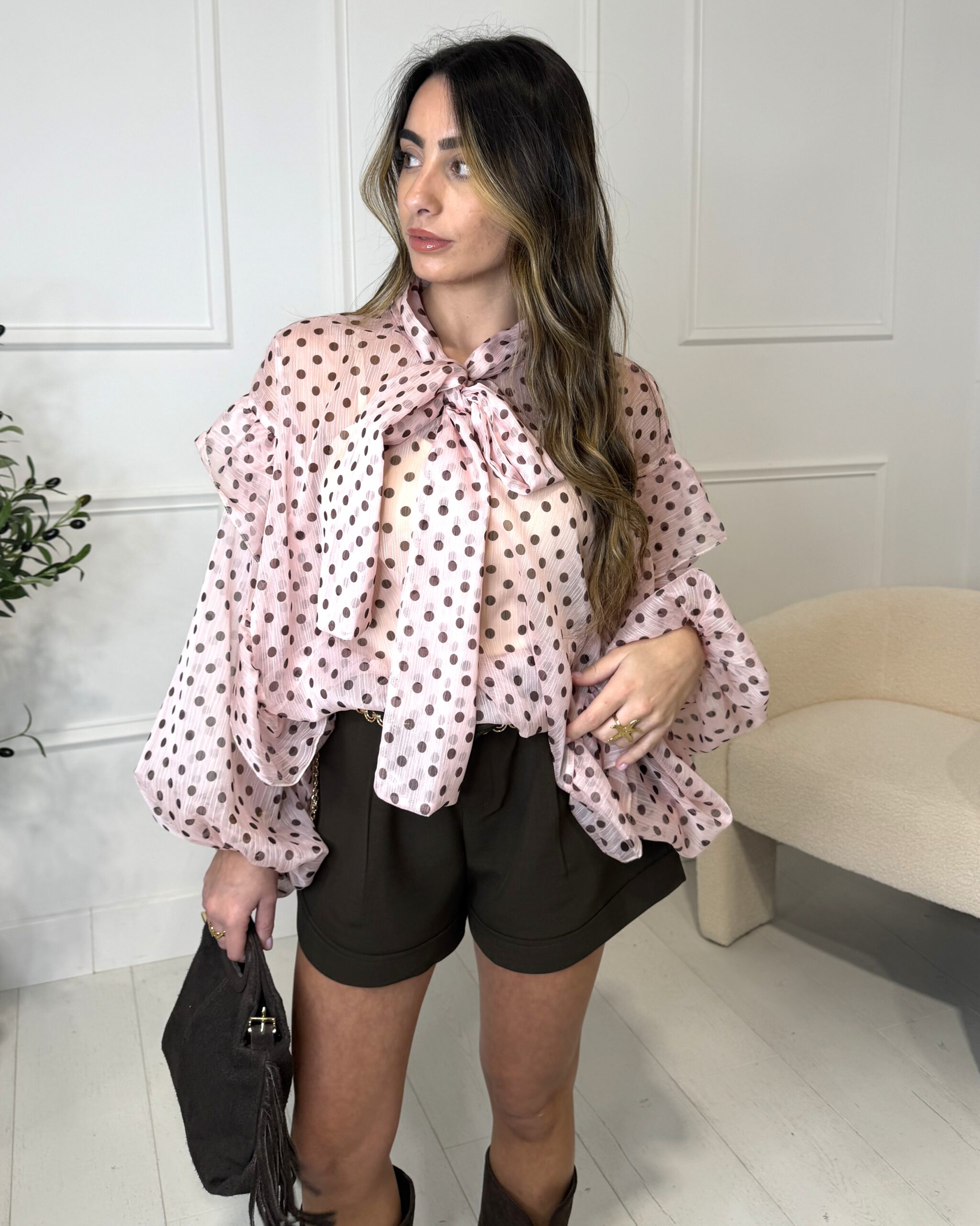 Blouse à manches longues rose à pois avec liens à nouer au col