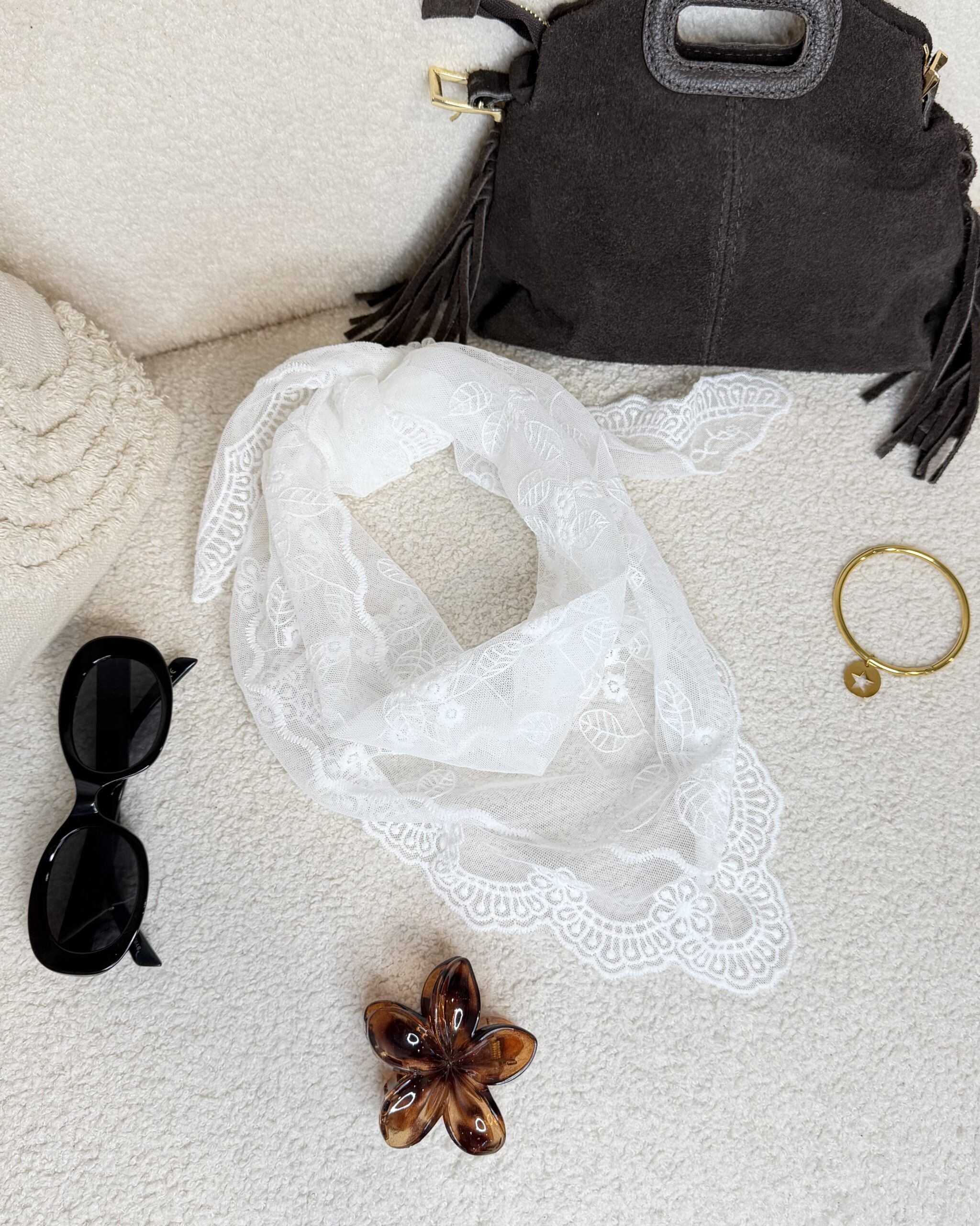 Foulard blanc à motif floral dentelle