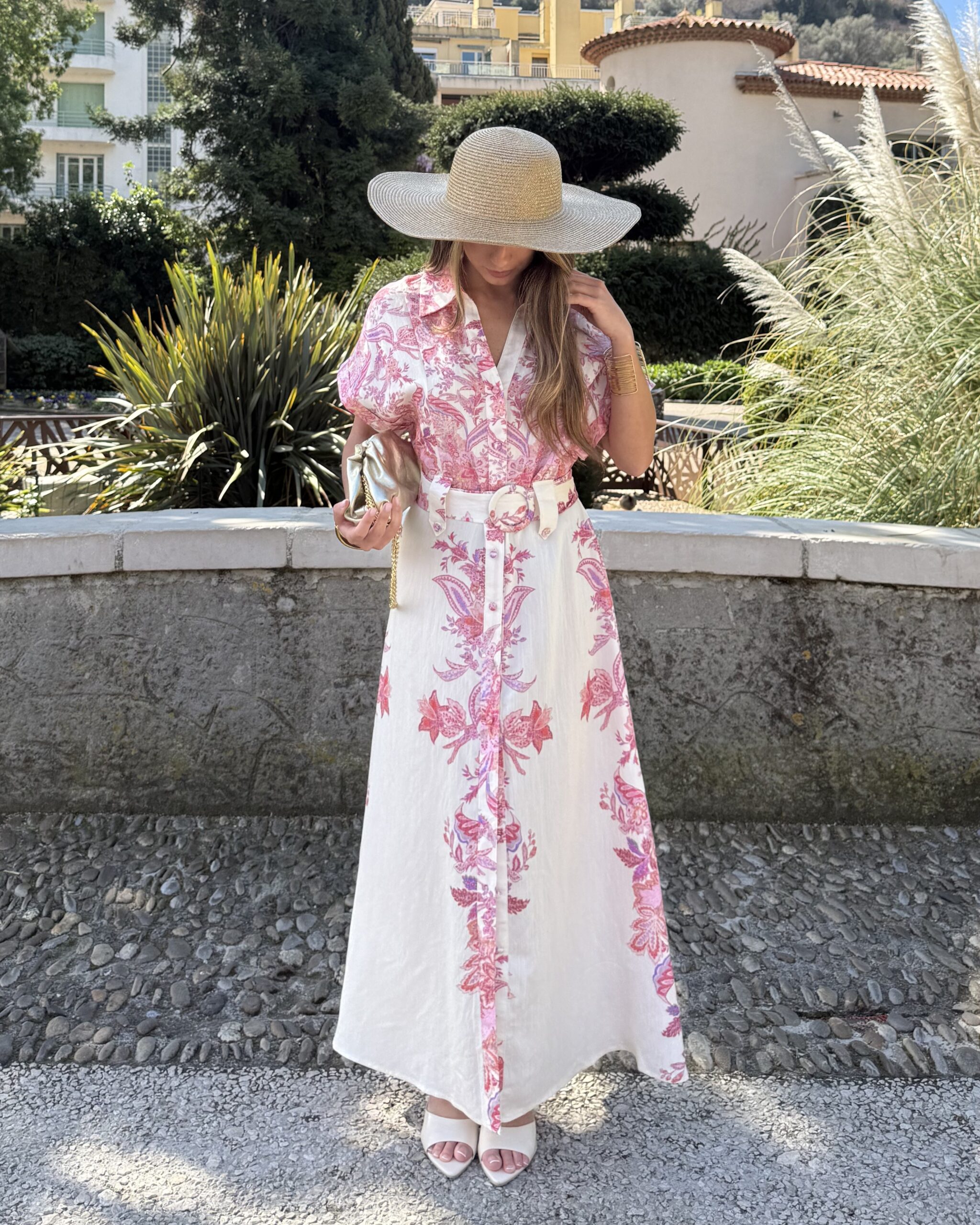 Robe à manches courtes longues rose et blanche avec des motifs floraux. Des passants pour la ceinture incluse.
