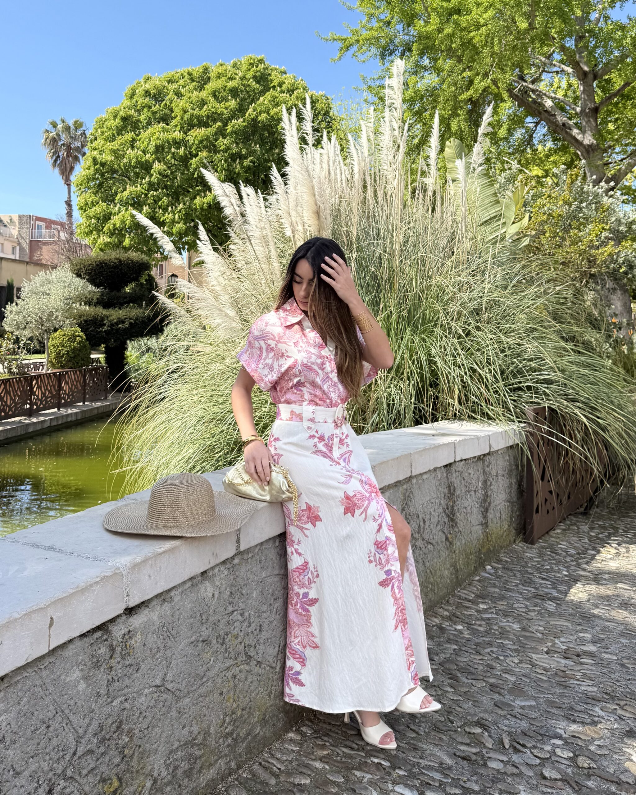 Robe à manches courtes longues rose et blanche avec des motifs floraux. Des passants pour la ceinture incluse.