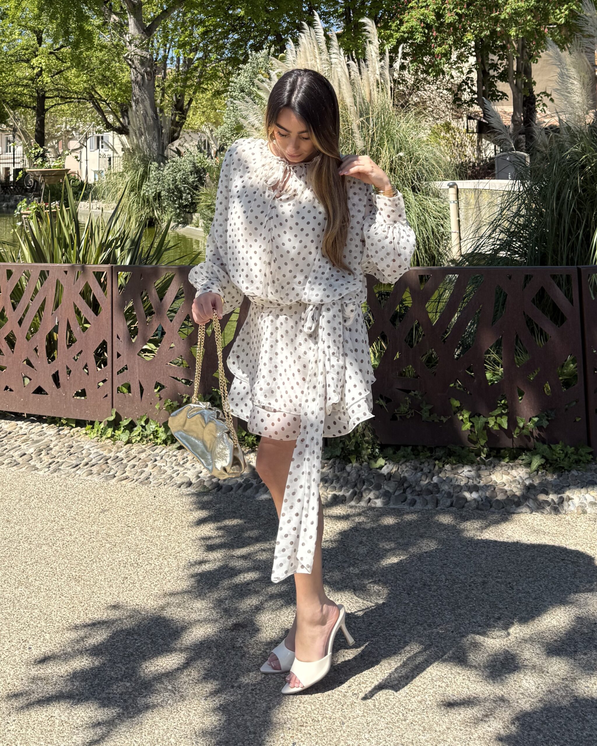 Robe courte beige à pois à manches longues avec liens à nouer à la taille