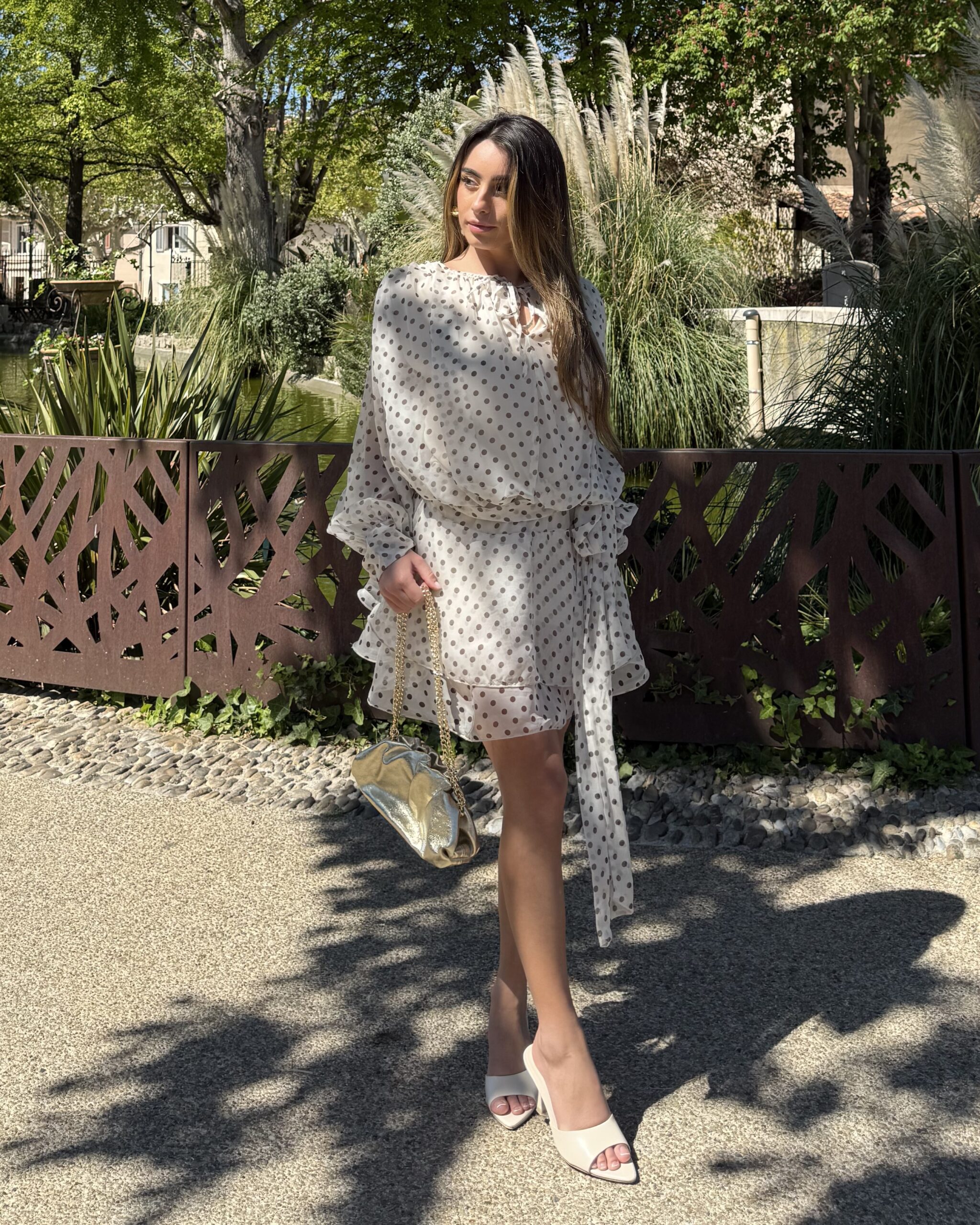 Robe courte beige à pois à manches longues avec liens à nouer à la taille