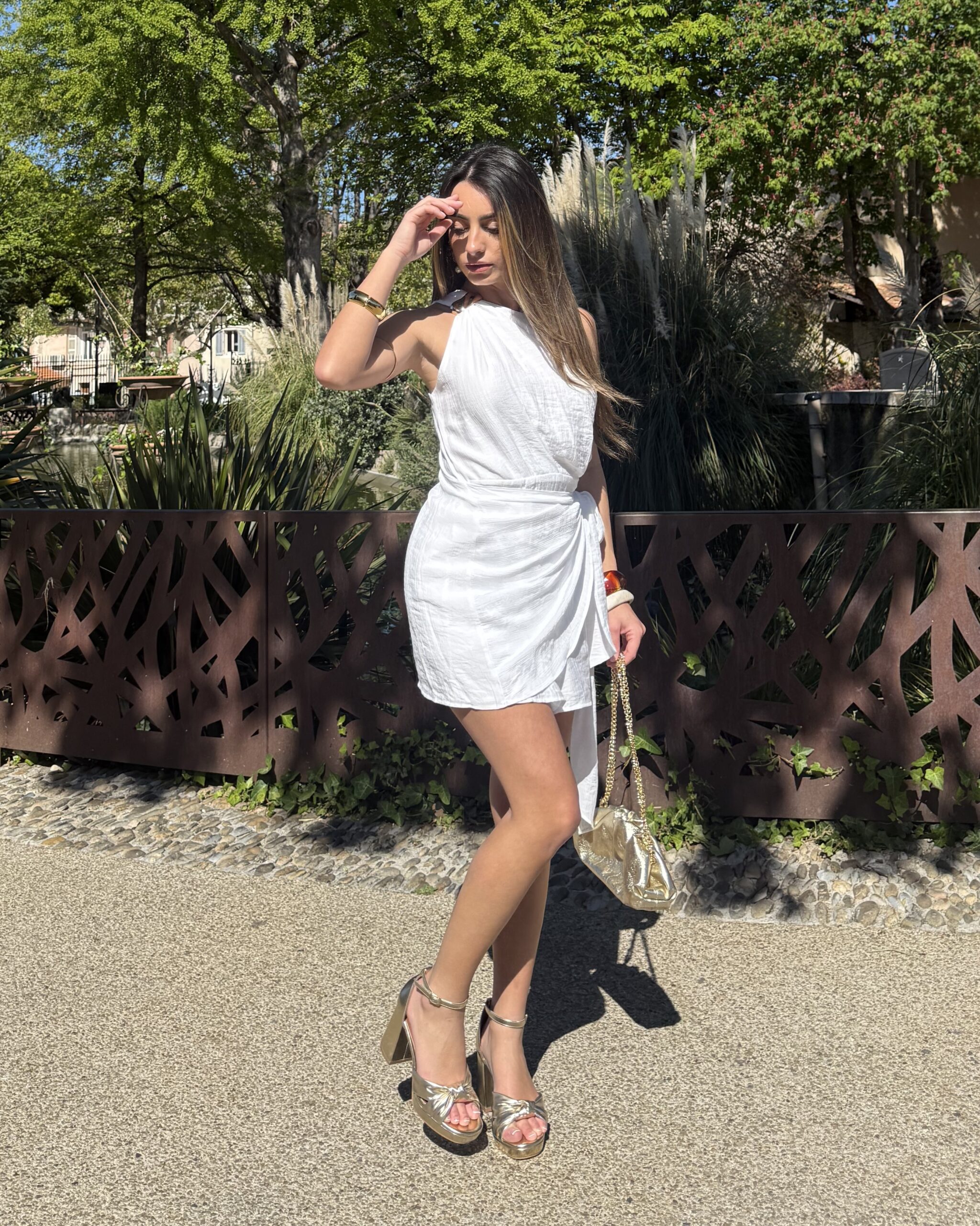 Robe courte blanche à manche asymétrique avec liens à nouer à la taille