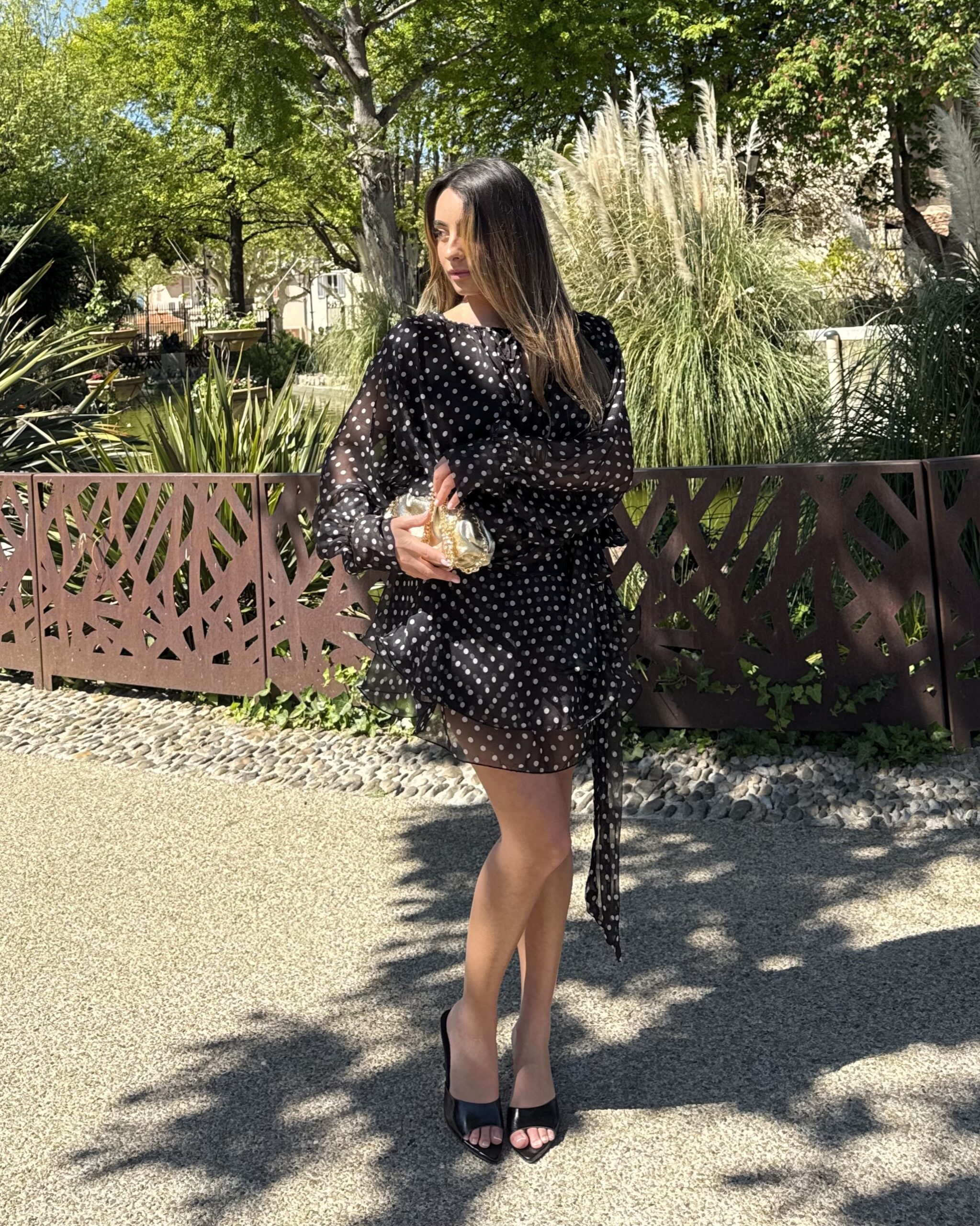 Robe courte noire à pois à manches longues avec liens à nouer pour resserrer à la taille