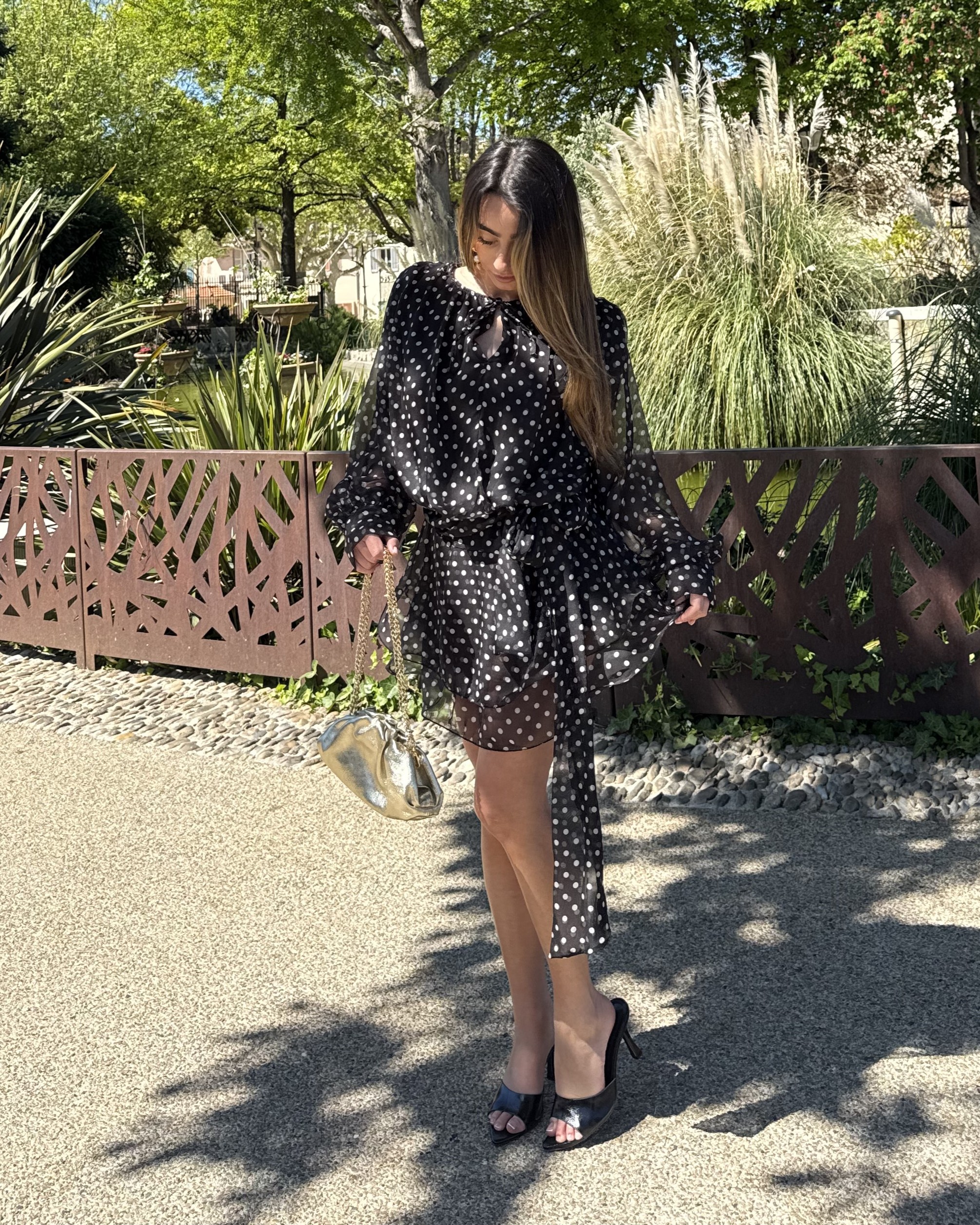 Robe courte noire à pois à manches longues avec liens à nouer pour resserrer à la taille
