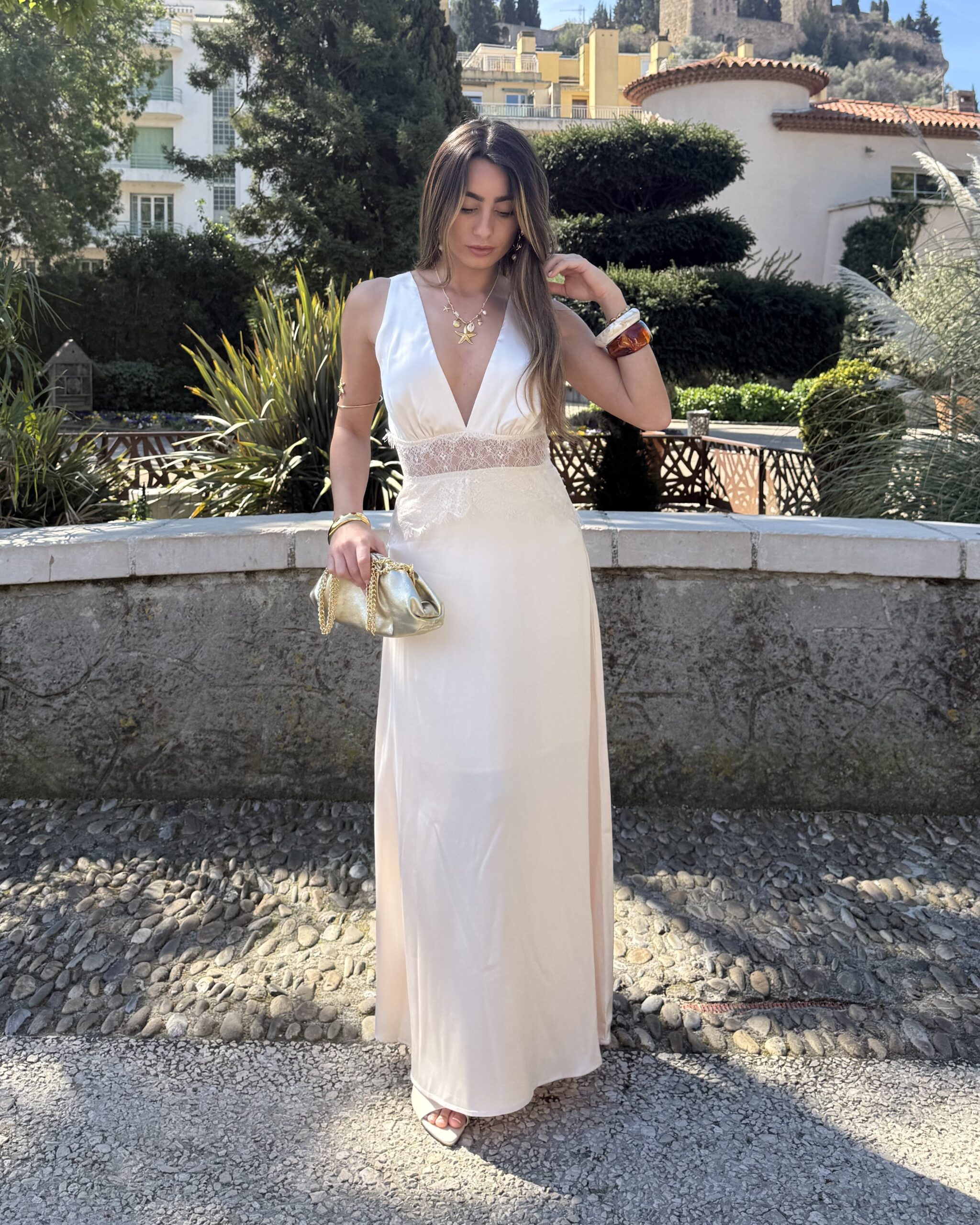 Robe longue couleur beige avec dentelle
