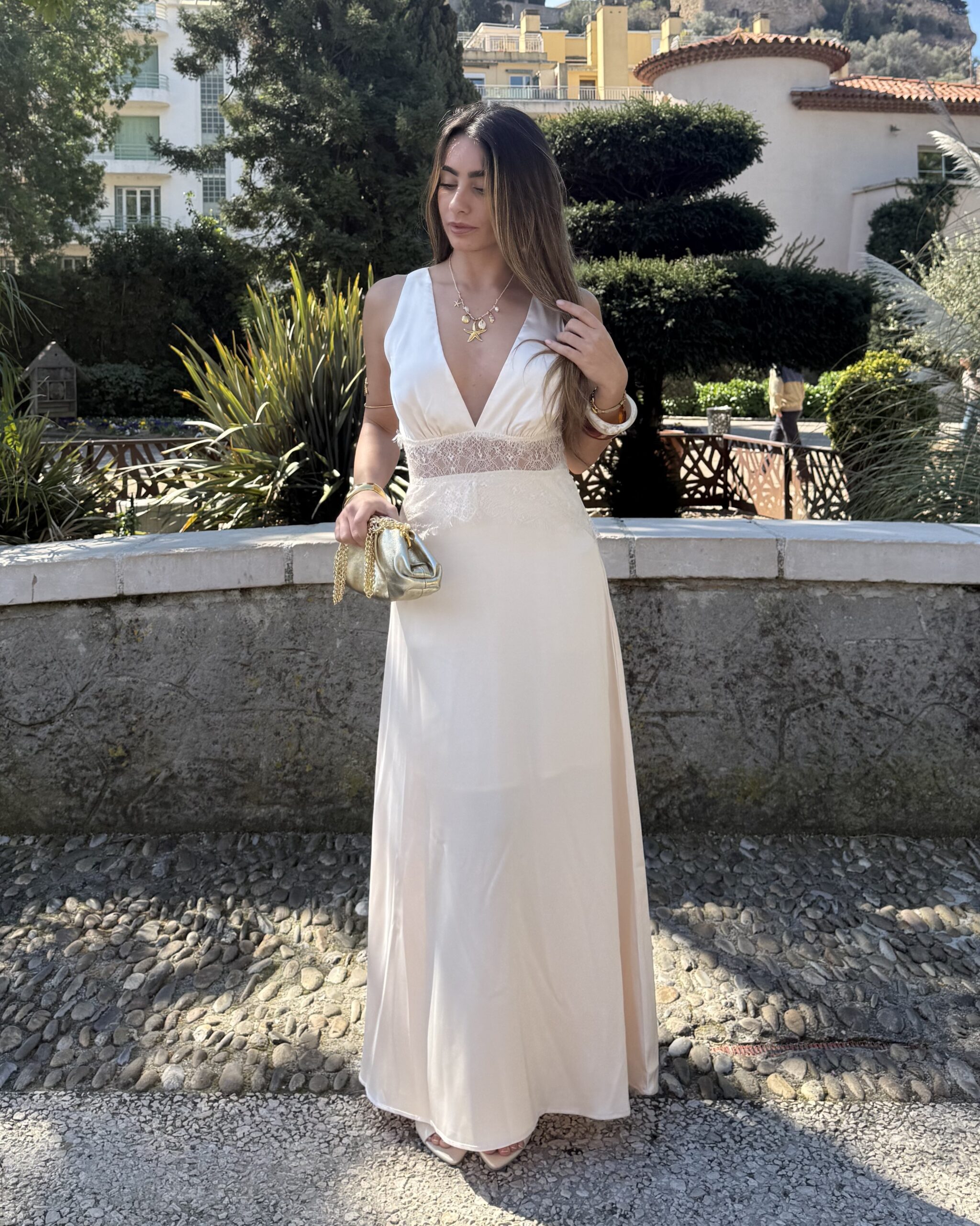 Robe longue couleur beige avec dentelle