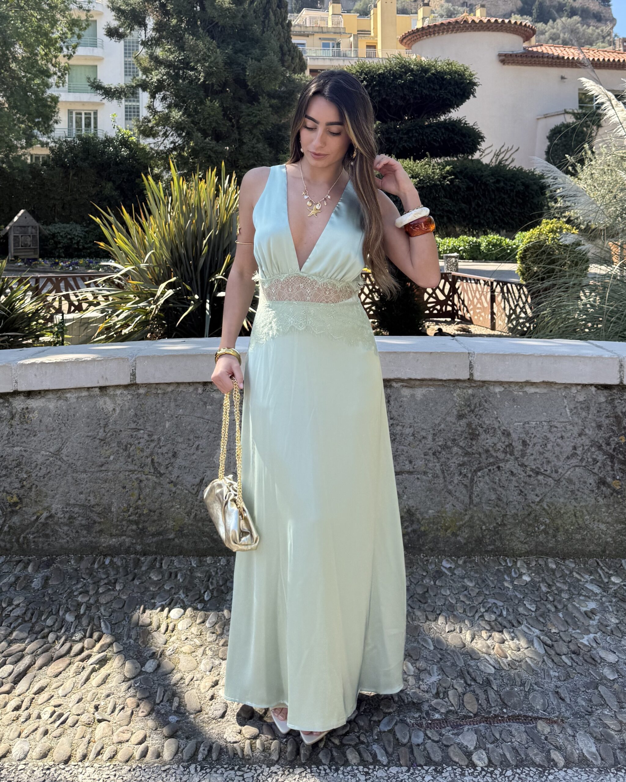 Robe longue couleur sauge avec dentelle