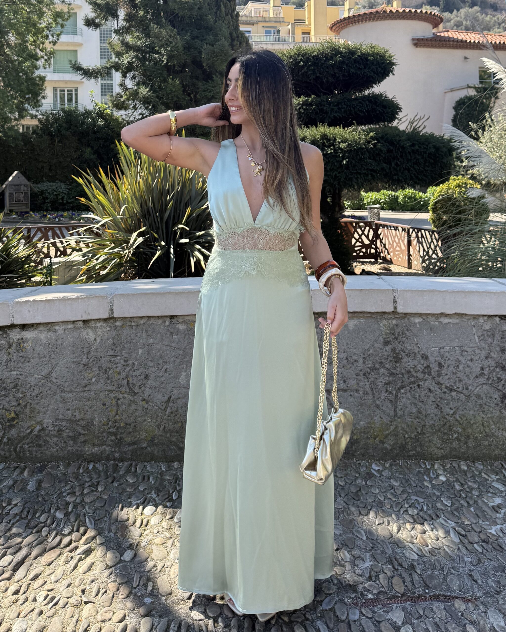 Robe longue couleur sauge avec dentelle