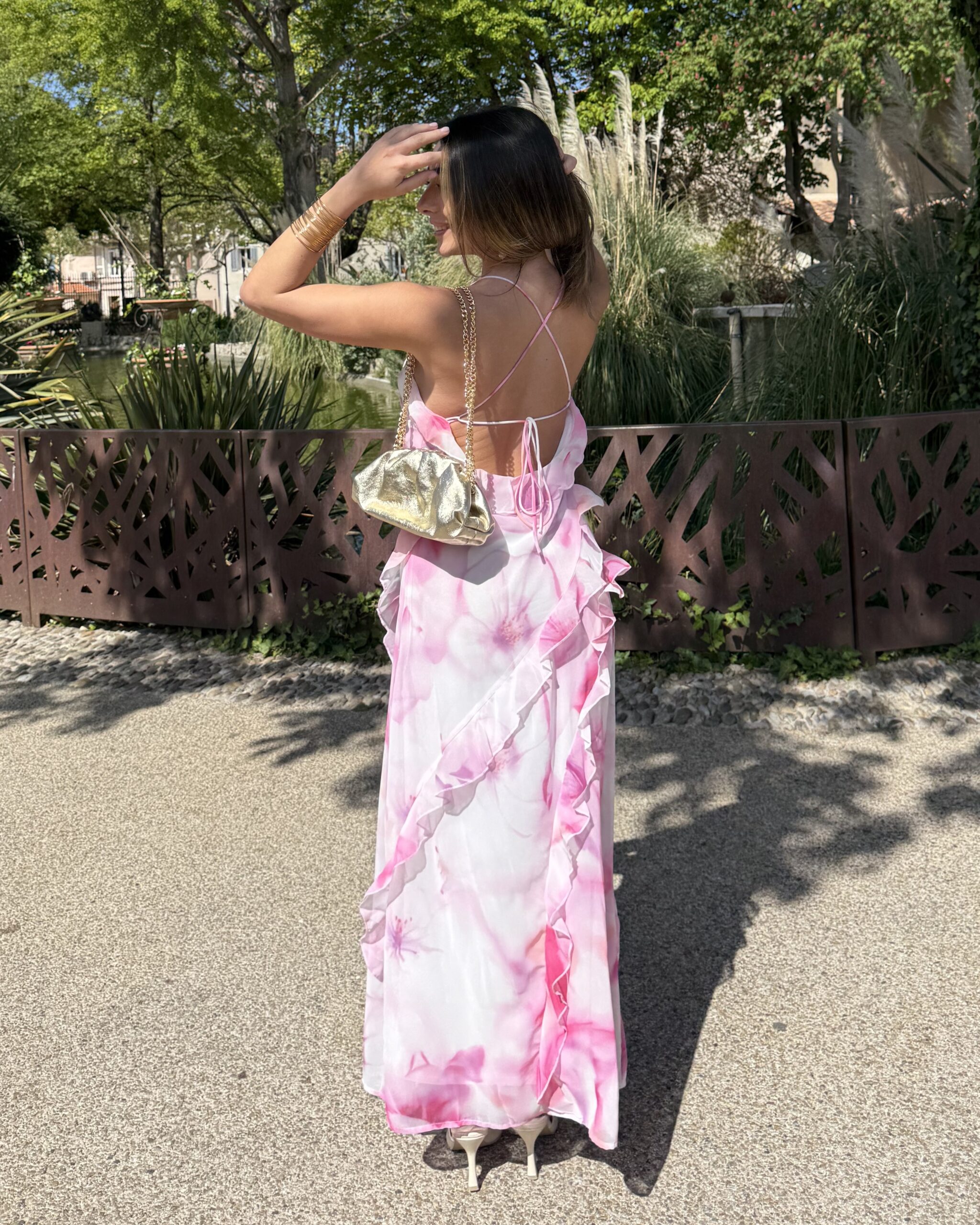 Robe longue à volants à motif floral rose et blanc idéale pour cérémonie