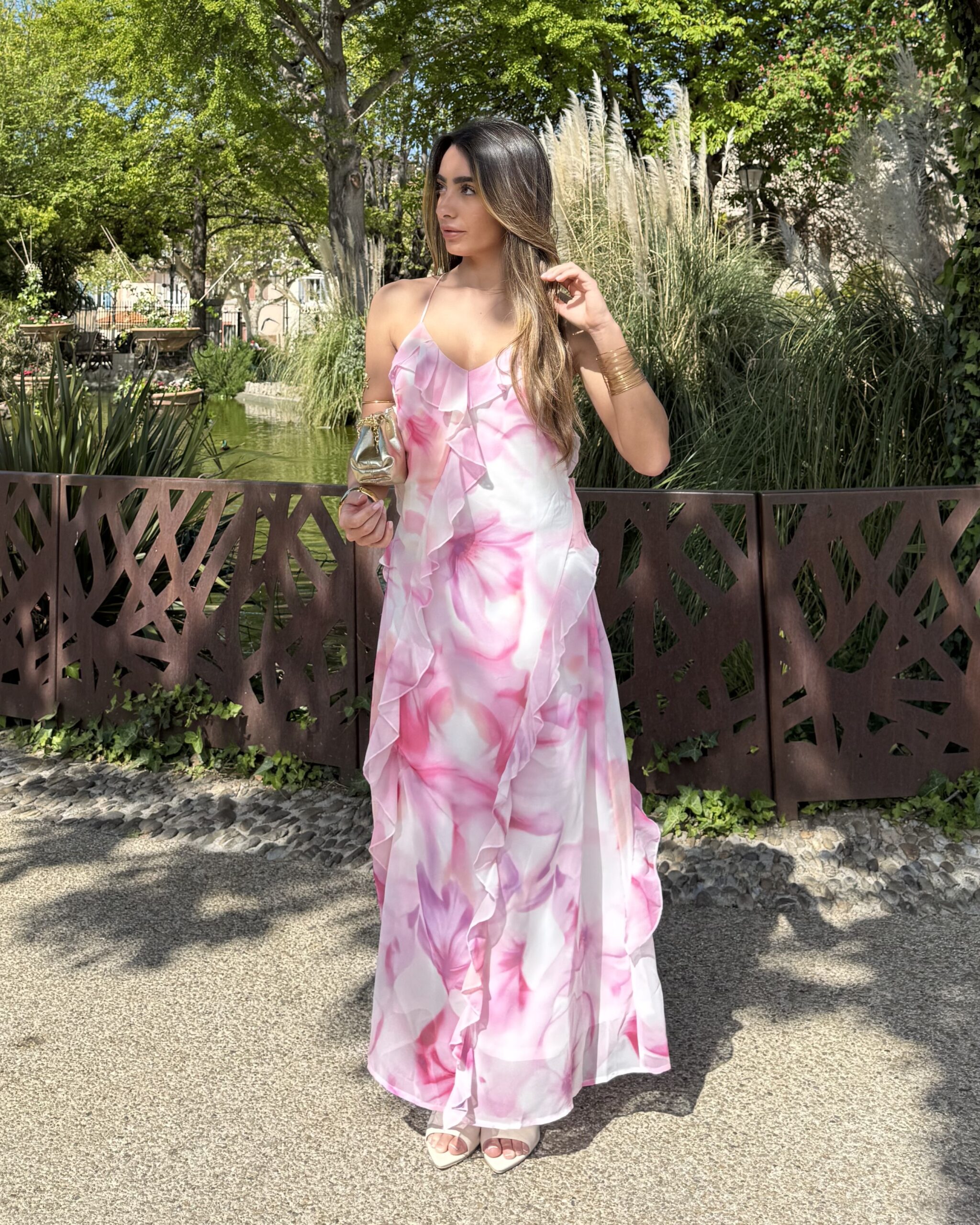 Robe longue à volants à motif floral rose et blanc idéale pour cérémonie