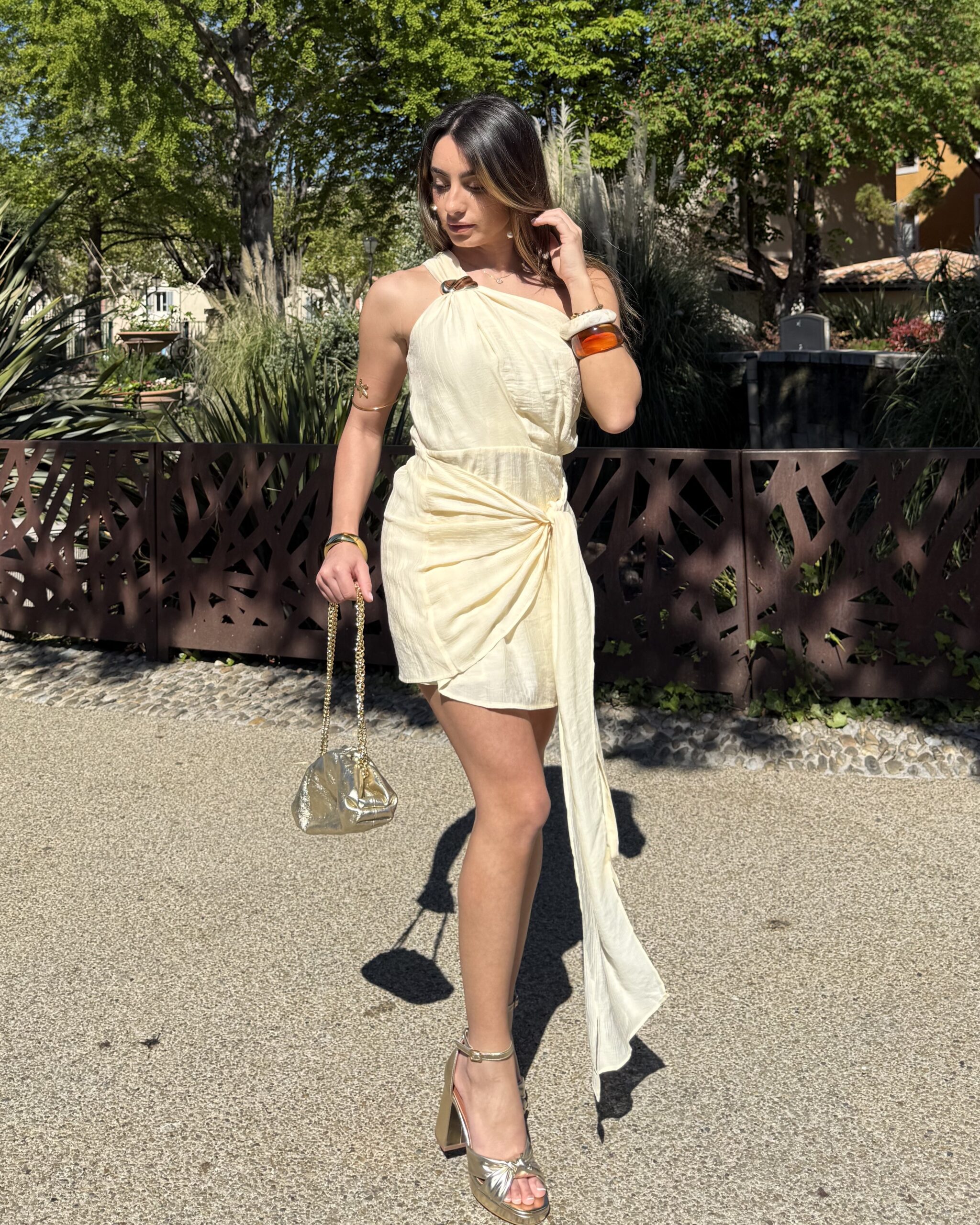 Robe courte jaune manche asymétrique avec liens à nouer à la taille