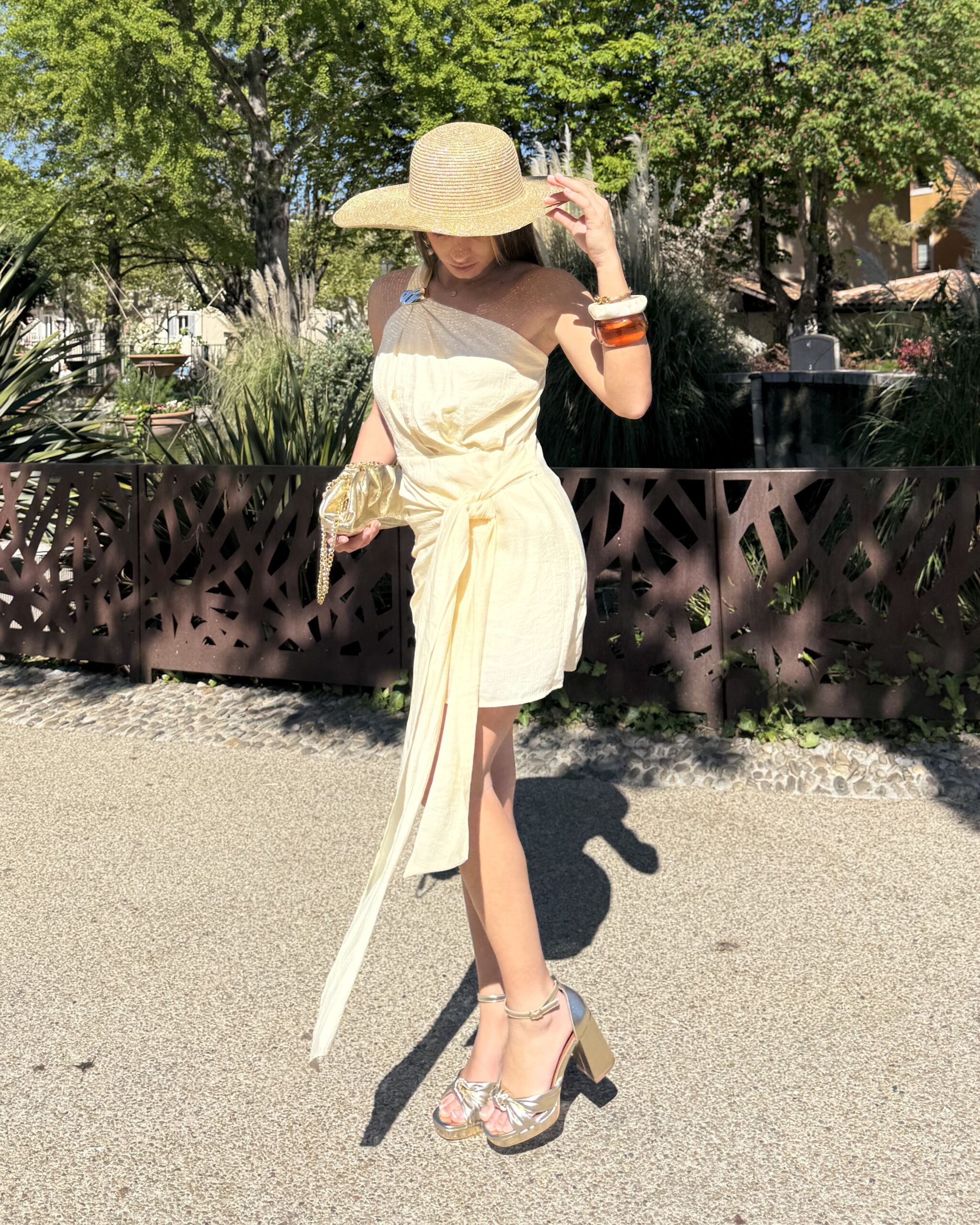 Robe courte jaune manche asymétrique avec liens à nouer à la taille