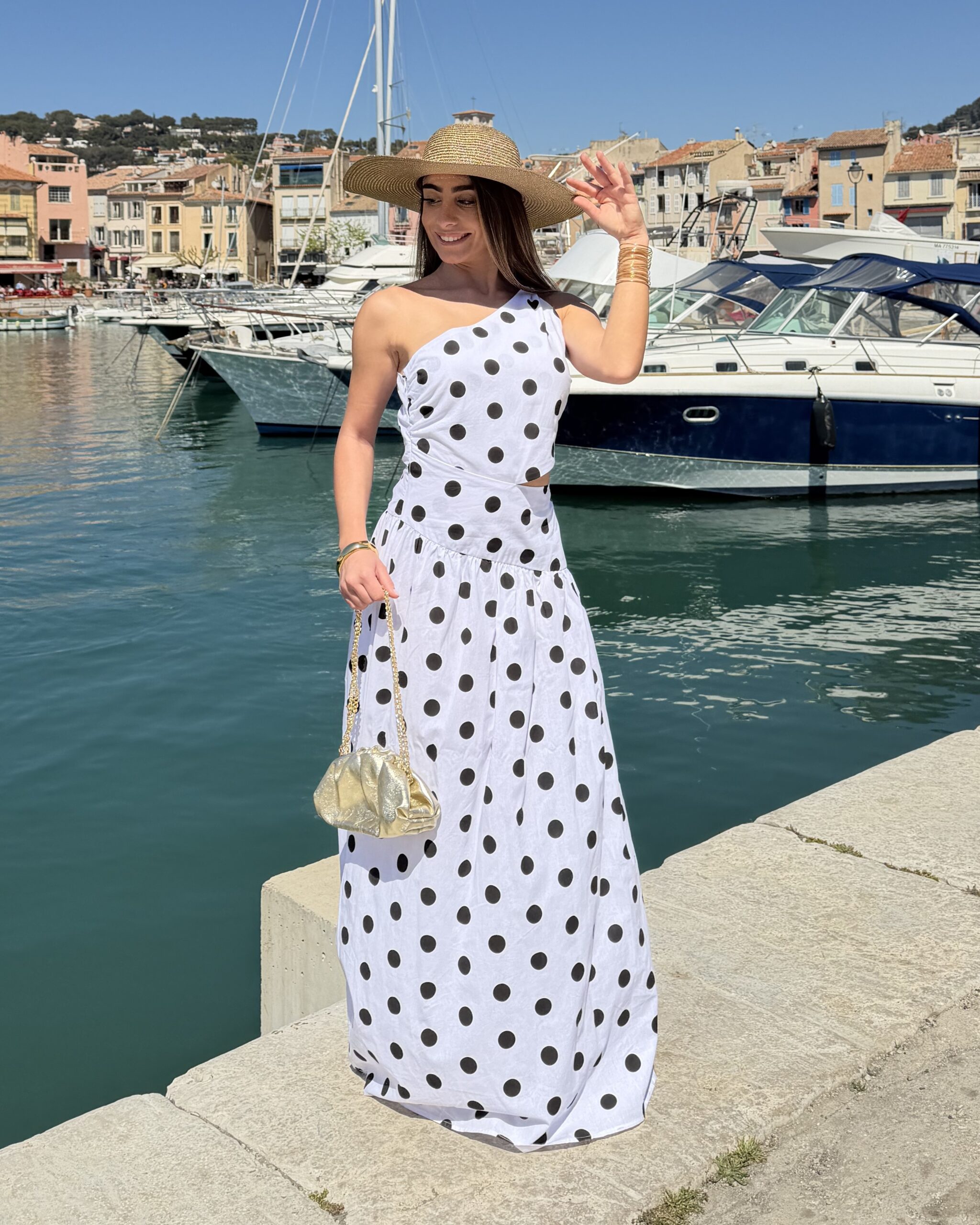 Robe blanche à pois ouverte sur le côté à manche asymétrique
