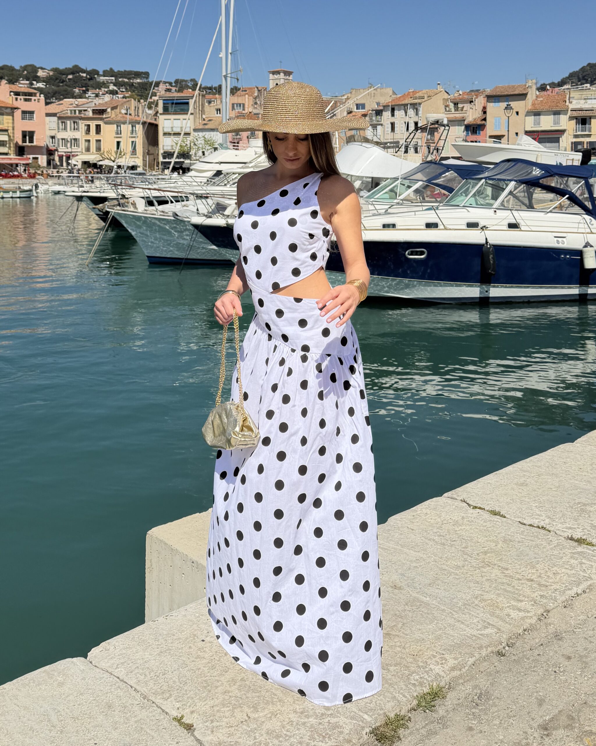 Robe blanche à pois ouverte sur le côté à manche asymétrique