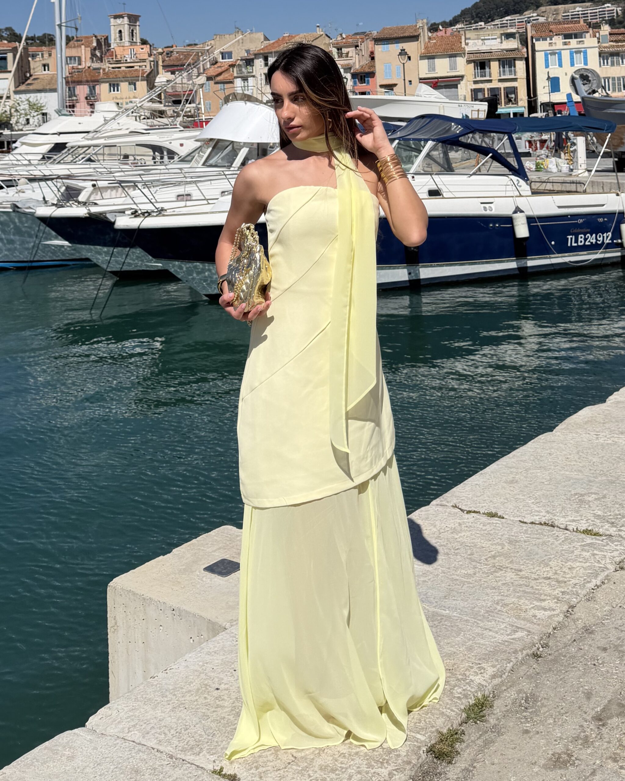 Robe longue jaune bustier près du corps avec foulard amovible intégré