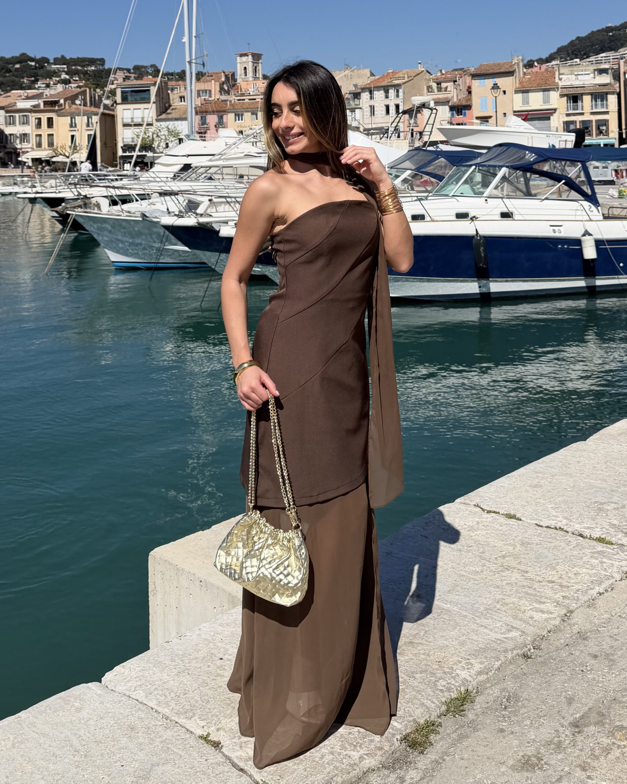 Robe longue marron bustier près du corps avec foulard amovible intégré