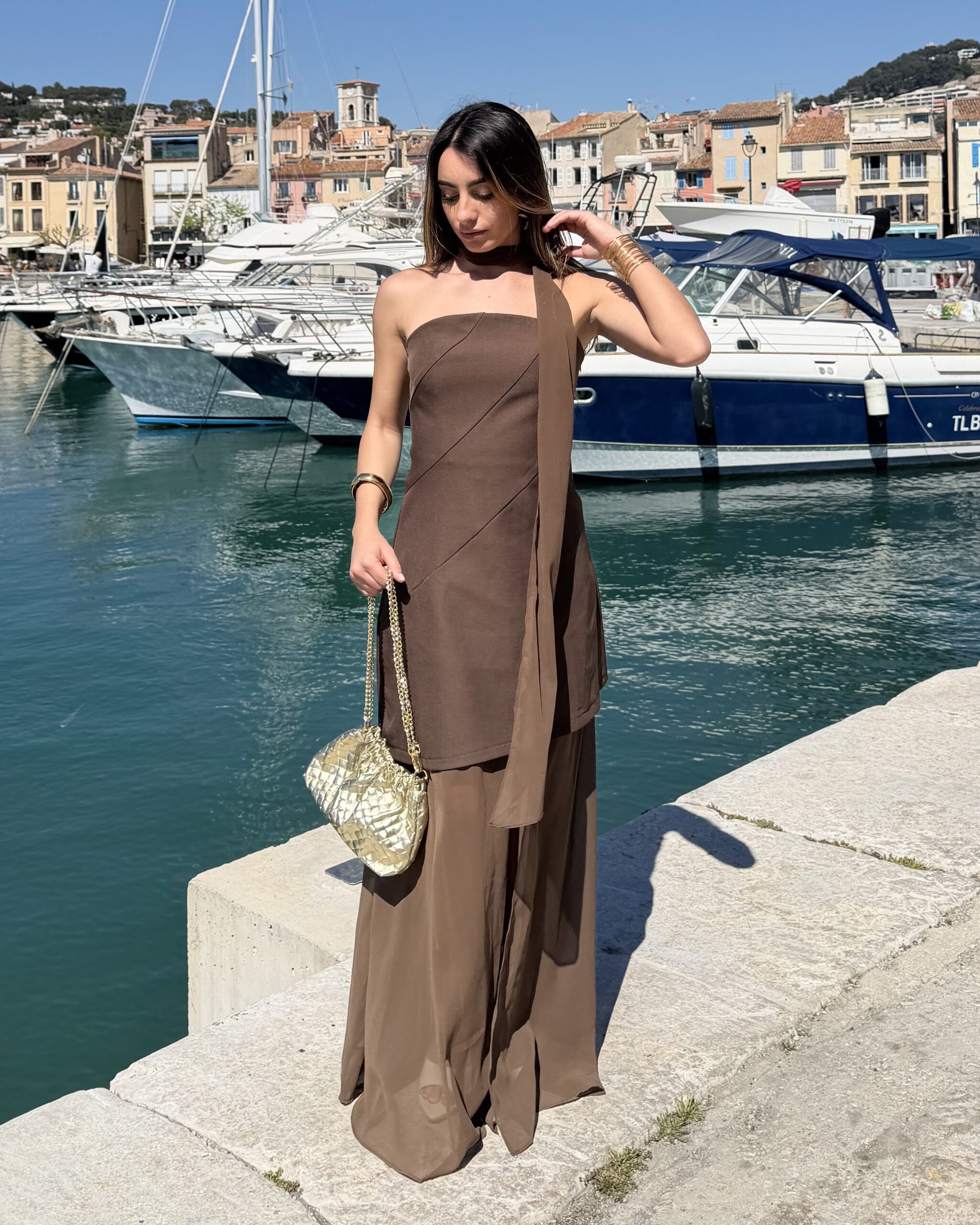 Robe longue marron bustier près du corps avec foulard amovible intégré