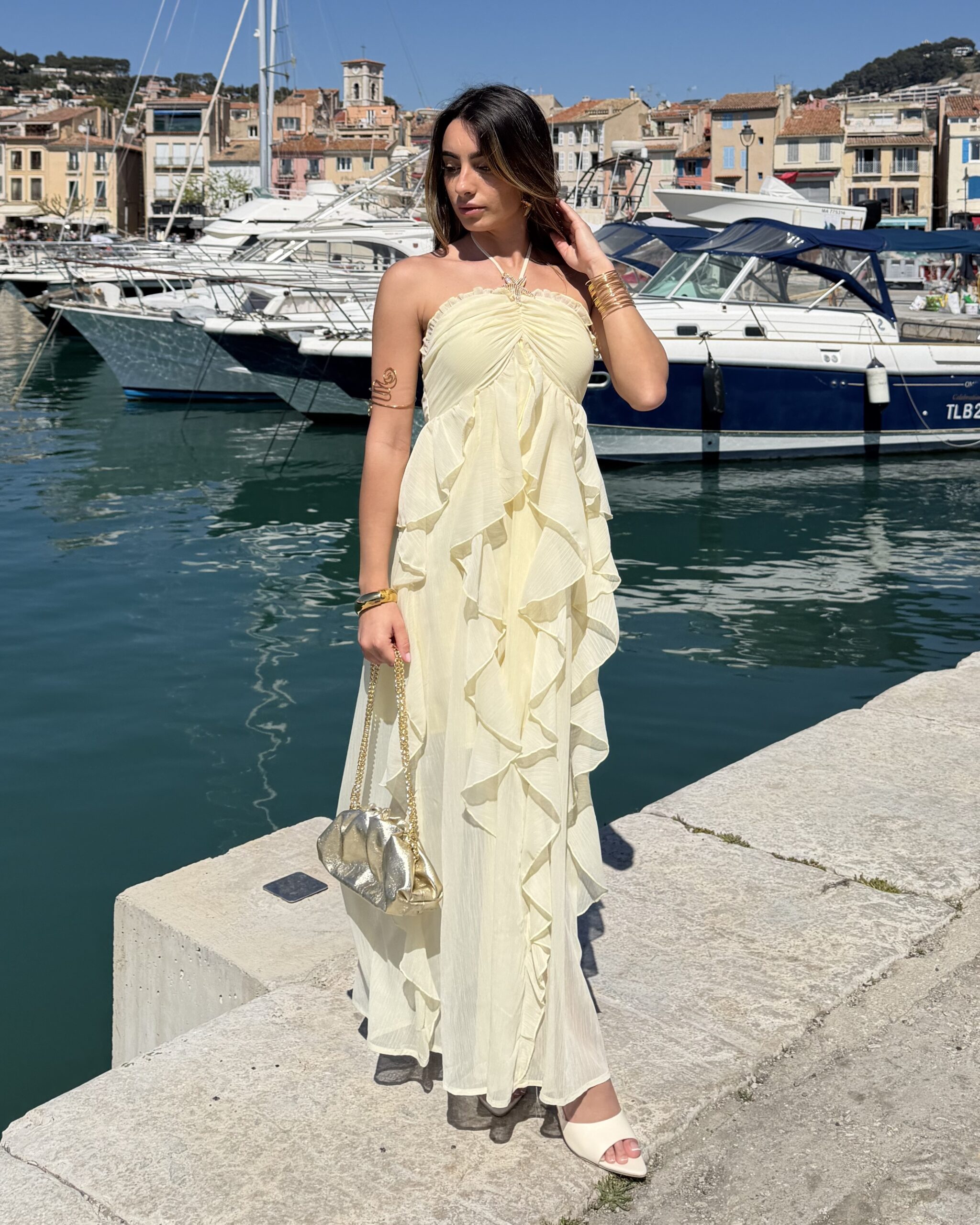 Robe longue jaune à volants légèrement transparente avec bijou intégré au col