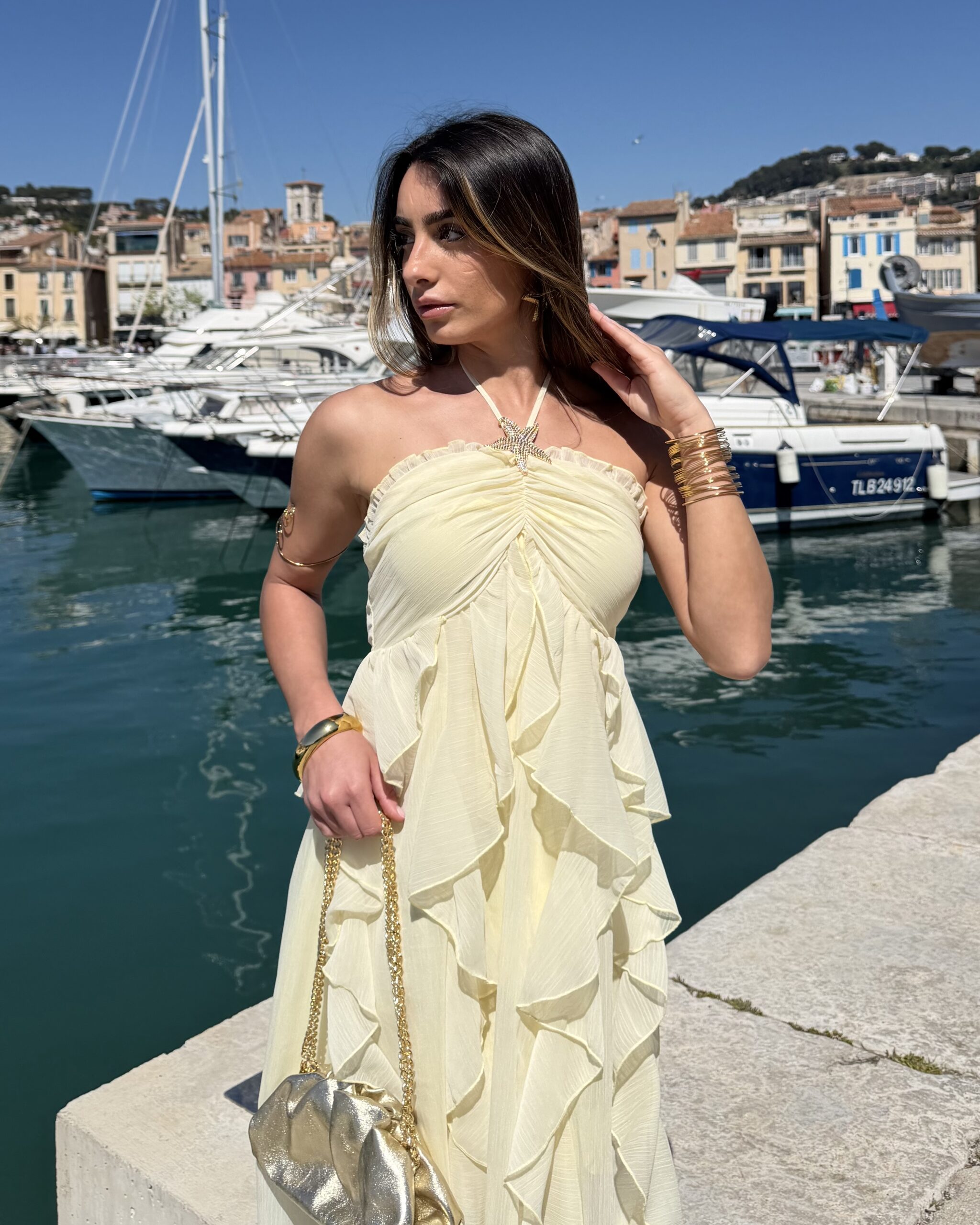 Robe longue jaune à volants légèrement transparente avec bijou intégré au col
