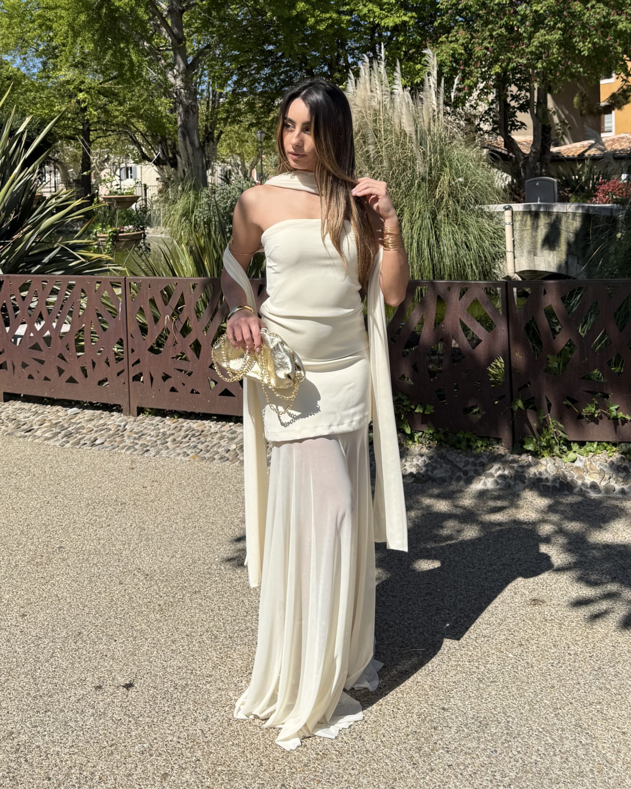 Robe jaune longue bustier et tulle en bas avec ruban intégré à nouer autour du cou ou à porter au bras