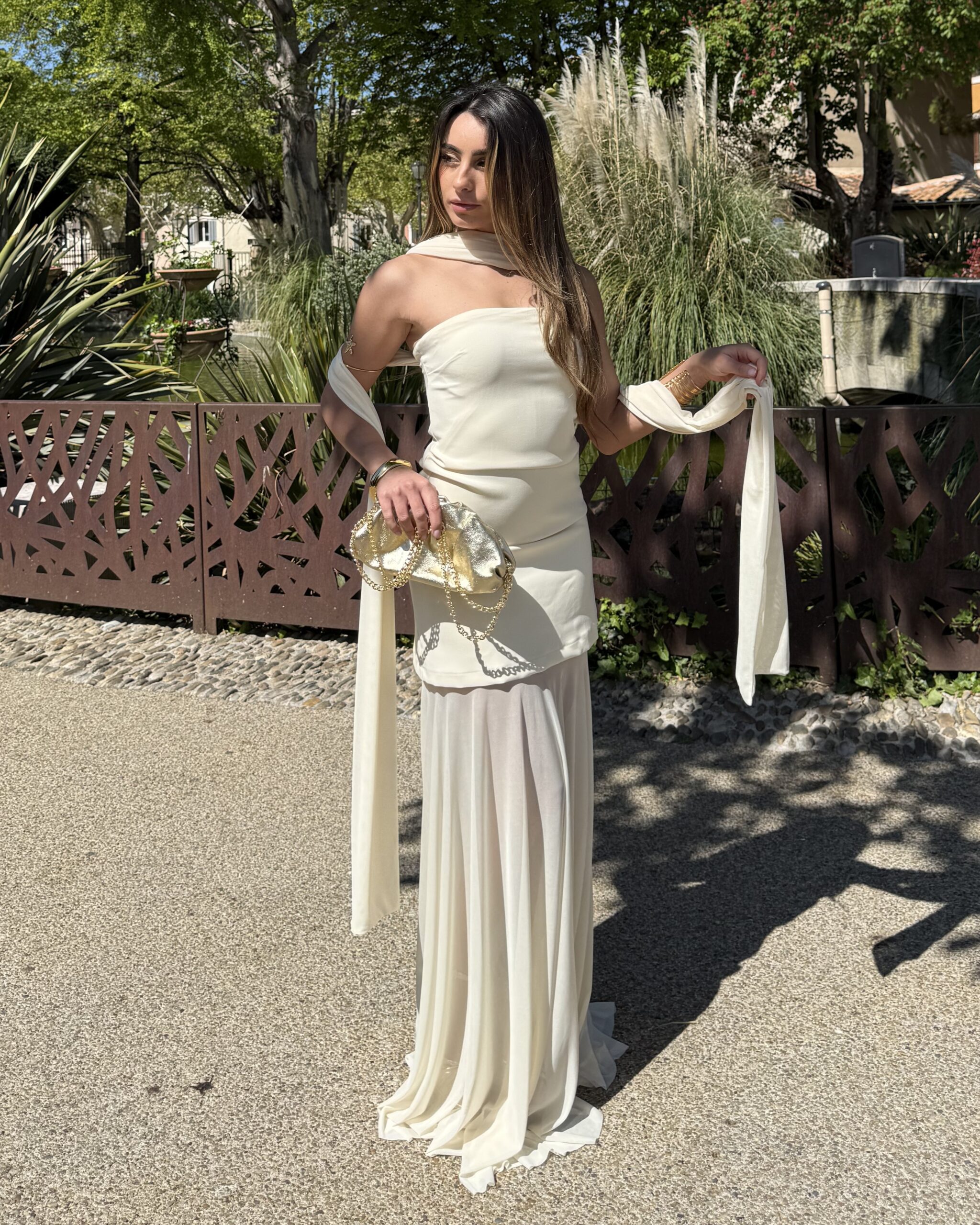 Robe jaune longue bustier et tulle en bas avec ruban intégré à nouer autour du cou ou à porter au bras