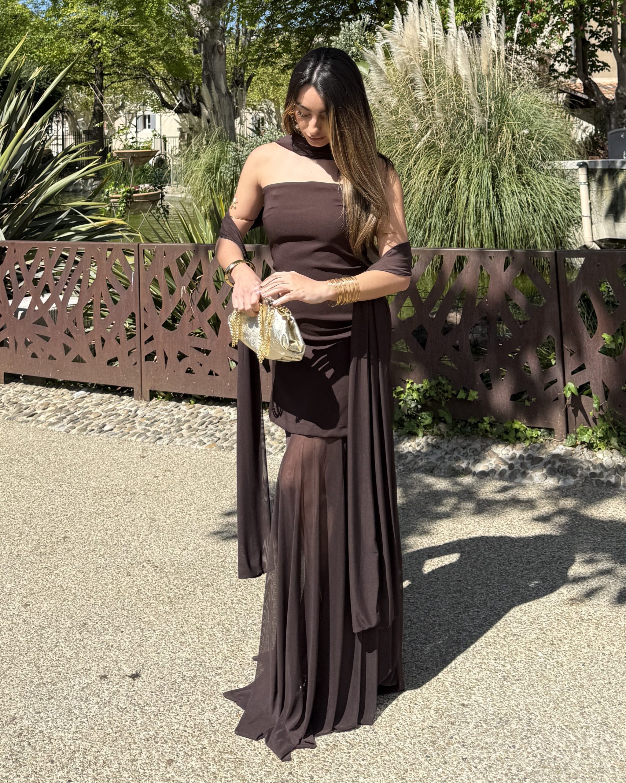 Robe marron longue bustier et tulle en bas avec ruban intégré à nouer autour du cou ou à porter au bras