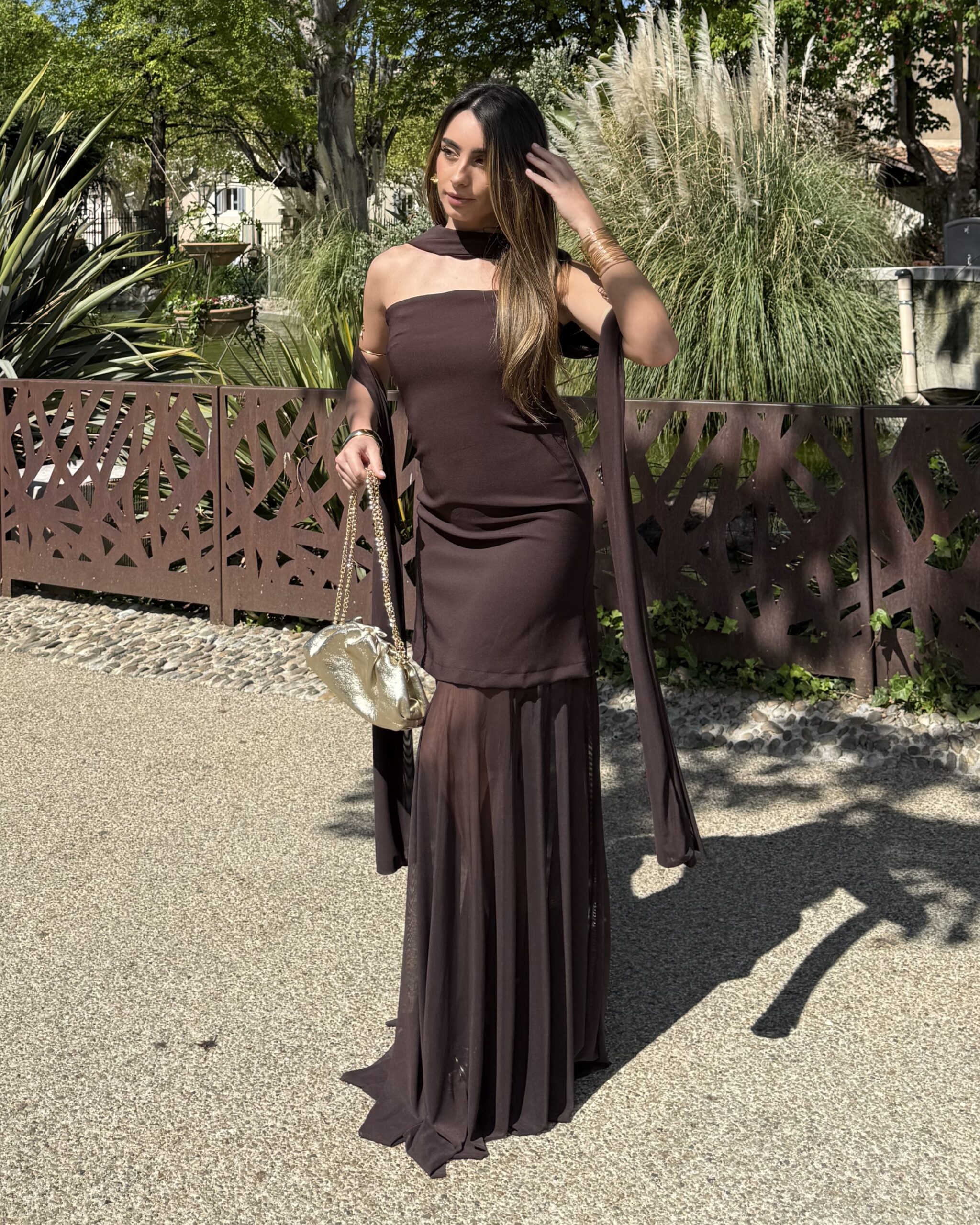 Robe marron longue bustier et tulle en bas avec ruban intégré à nouer autour du cou ou à porter au bras