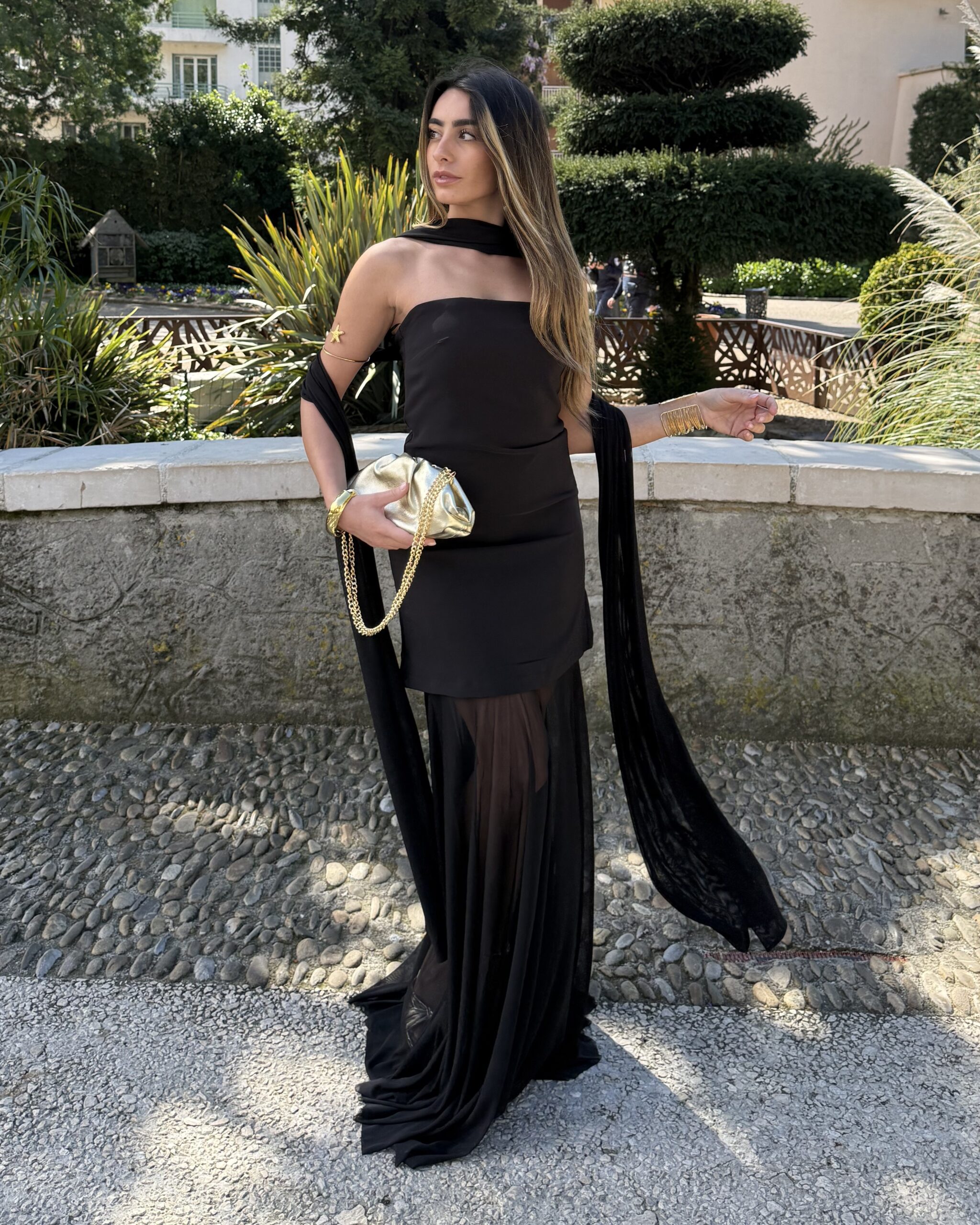 Robe noire longue bustier et tulle en bas avec ruban intégré à nouer autour du cou ou à porter au bras