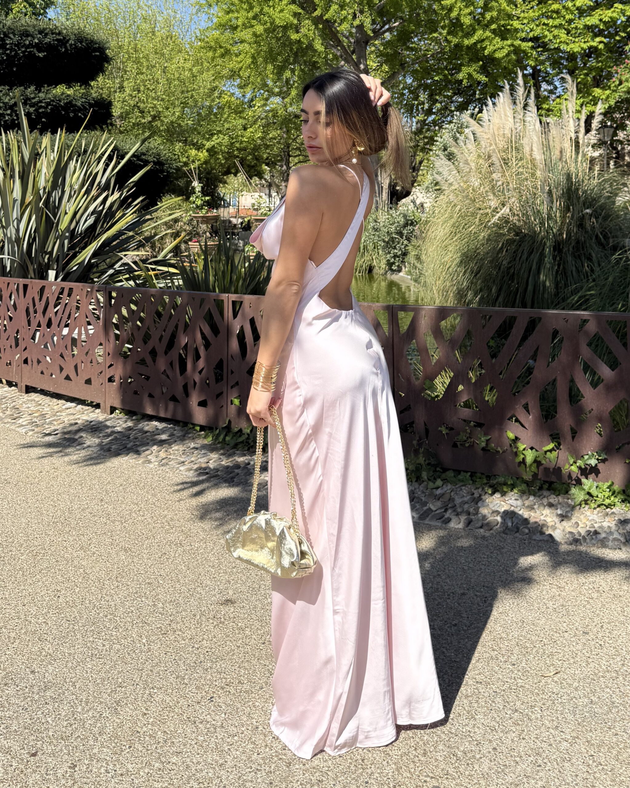 Robe rose longue manche asymétrique effet satiné
