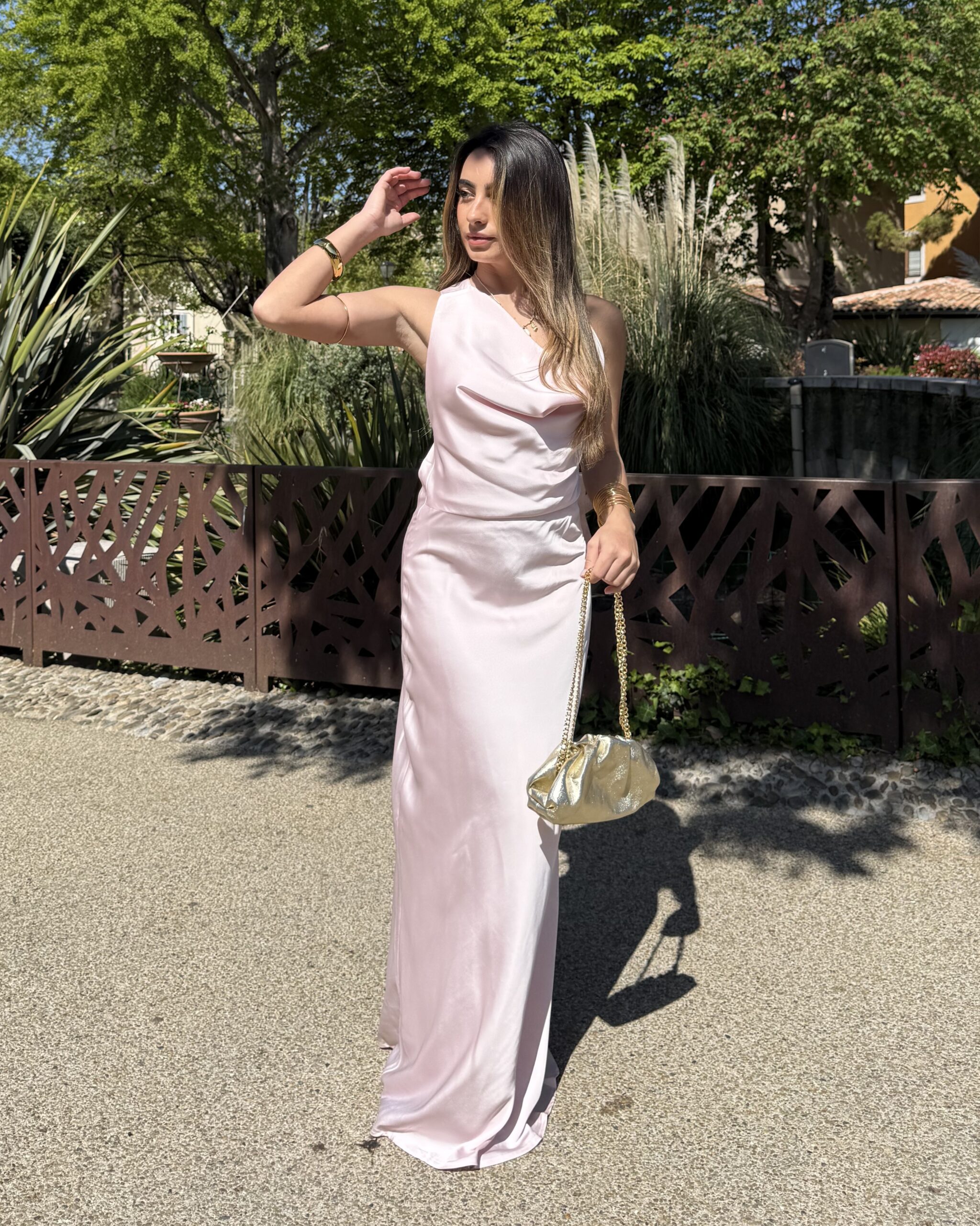 Robe rose longue manche asymétrique effet satiné