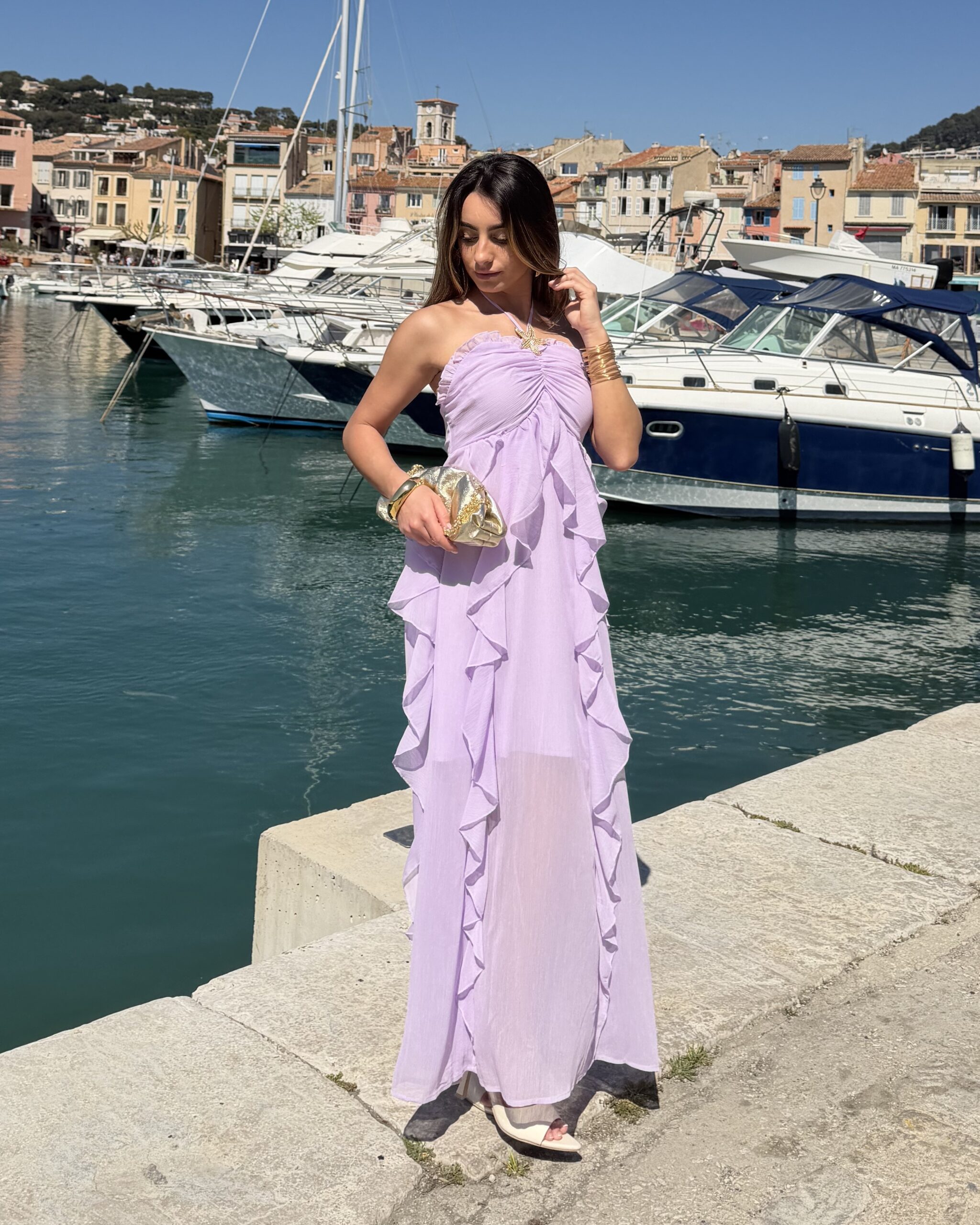 Robe longue lilas à volants légèrement transparente sans manches avec bijou intégré au niveau du col