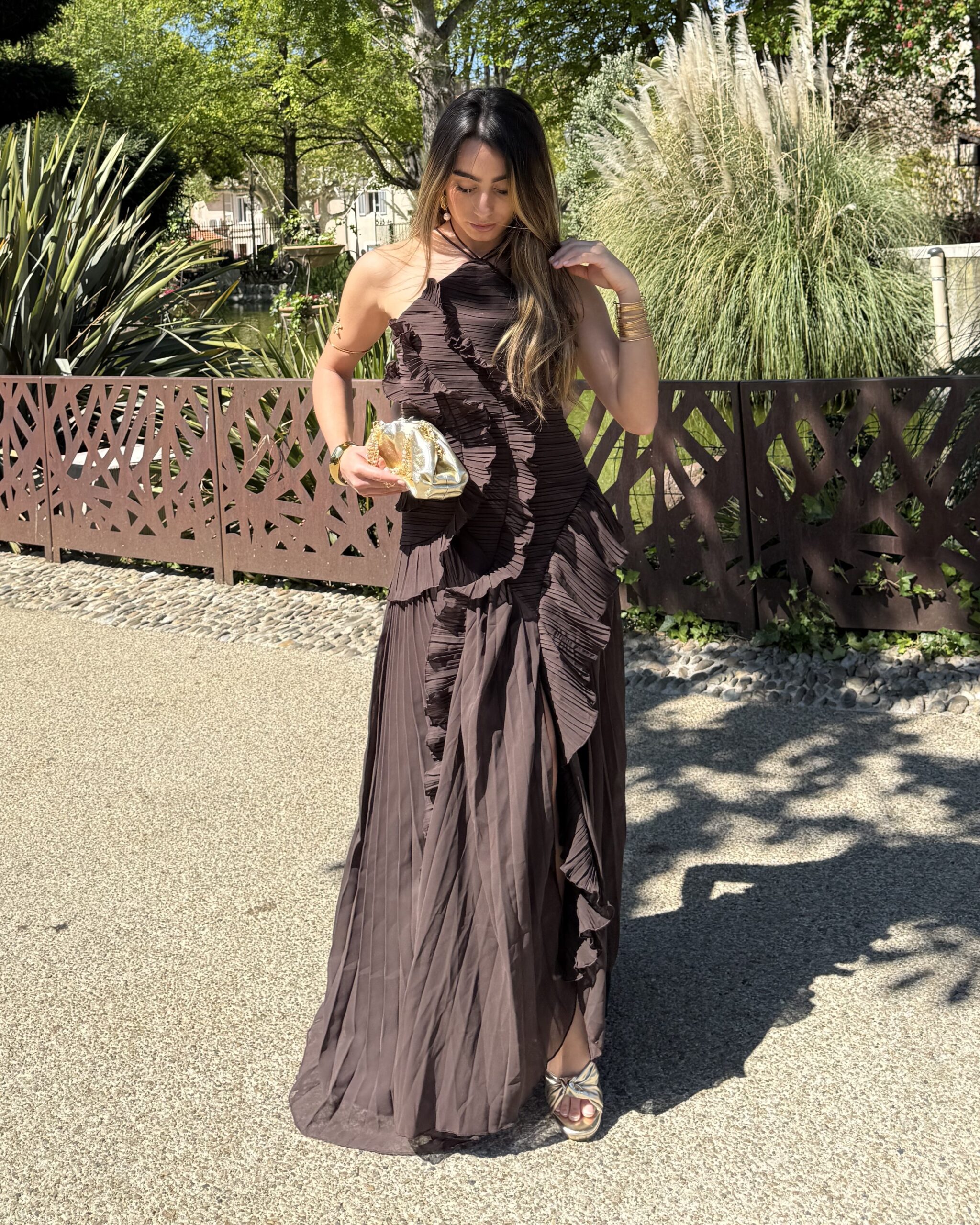 Robe longue marron à volants et effet drapé