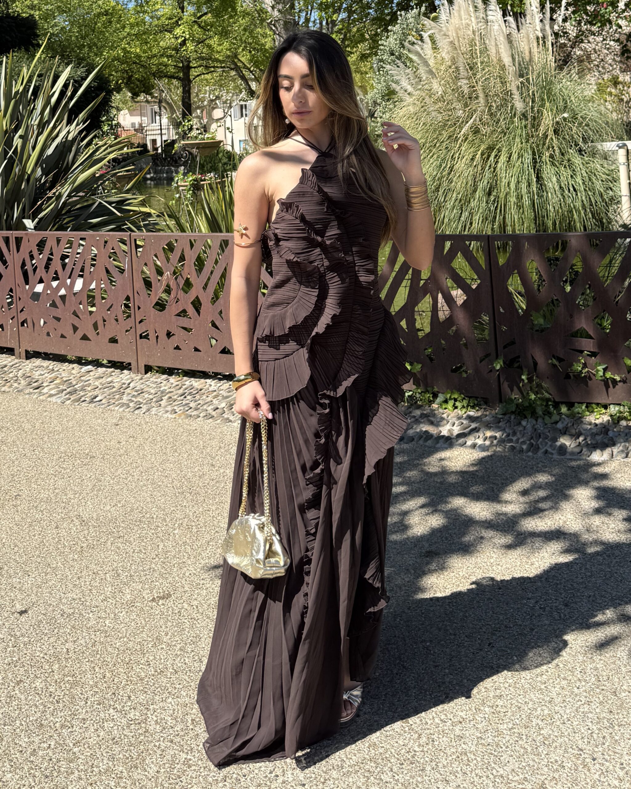 Robe longue marron à volants et effet drapé