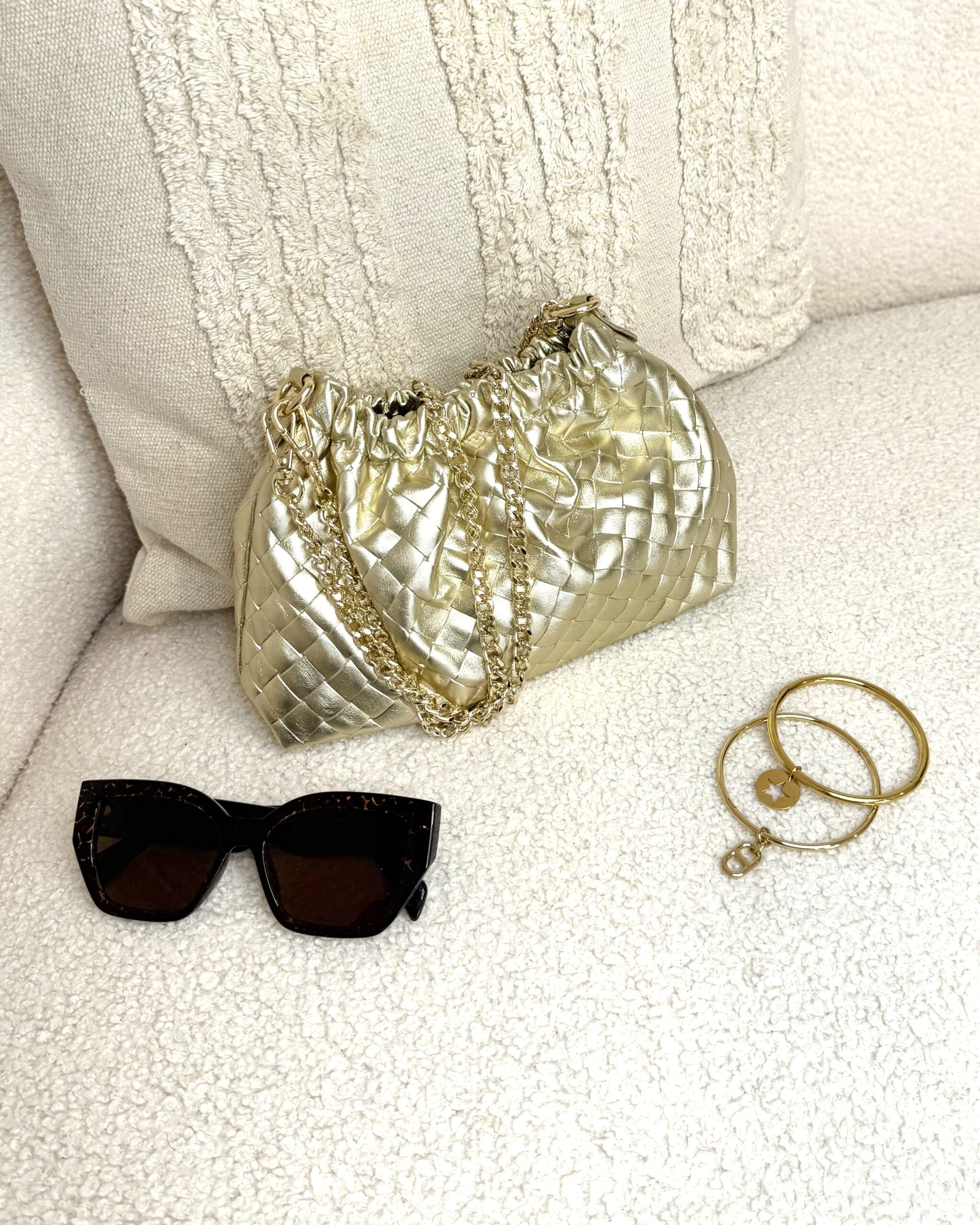 Sac à main format pochette doré à bandoulière