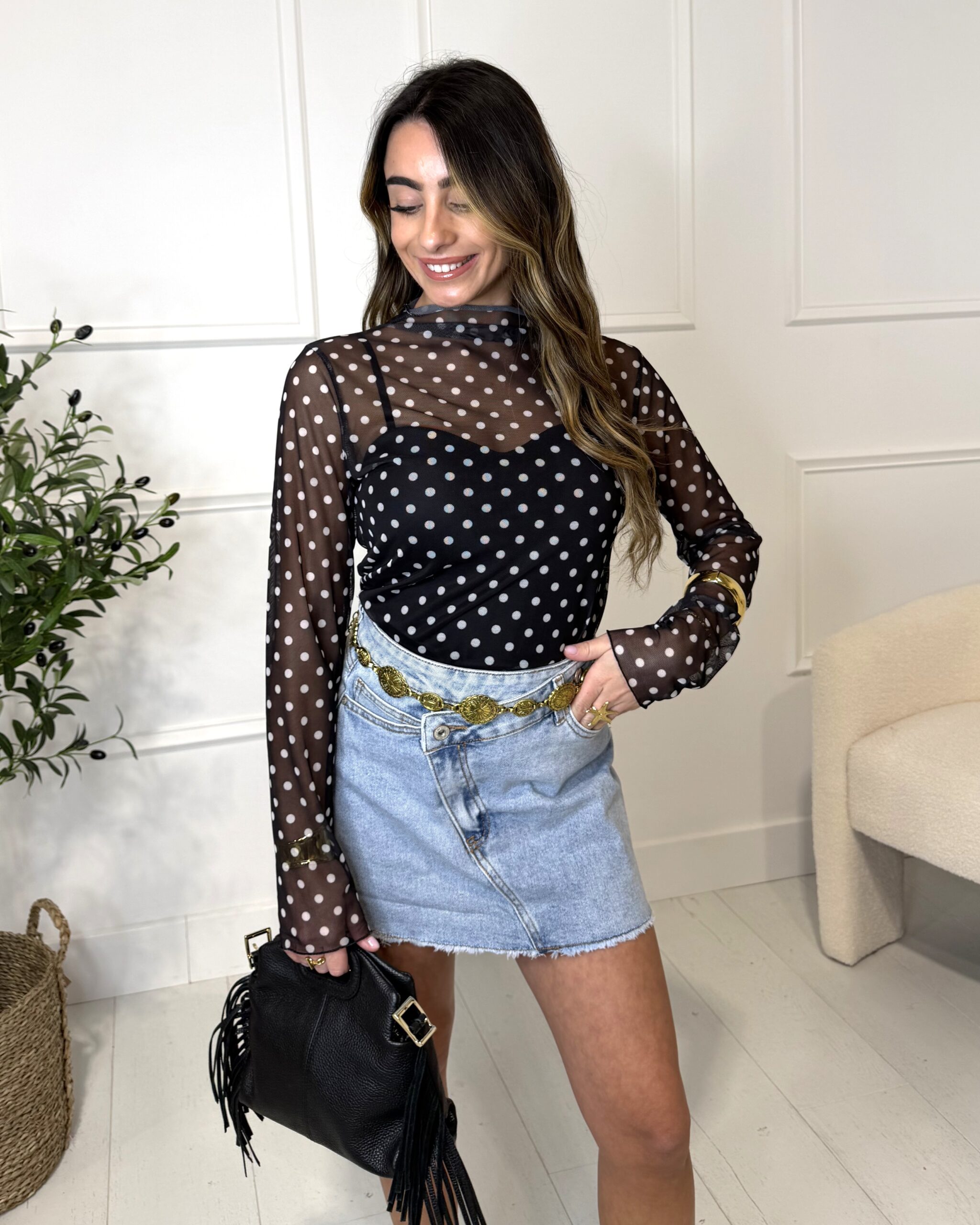 Top noir à pois transparent à manches longues