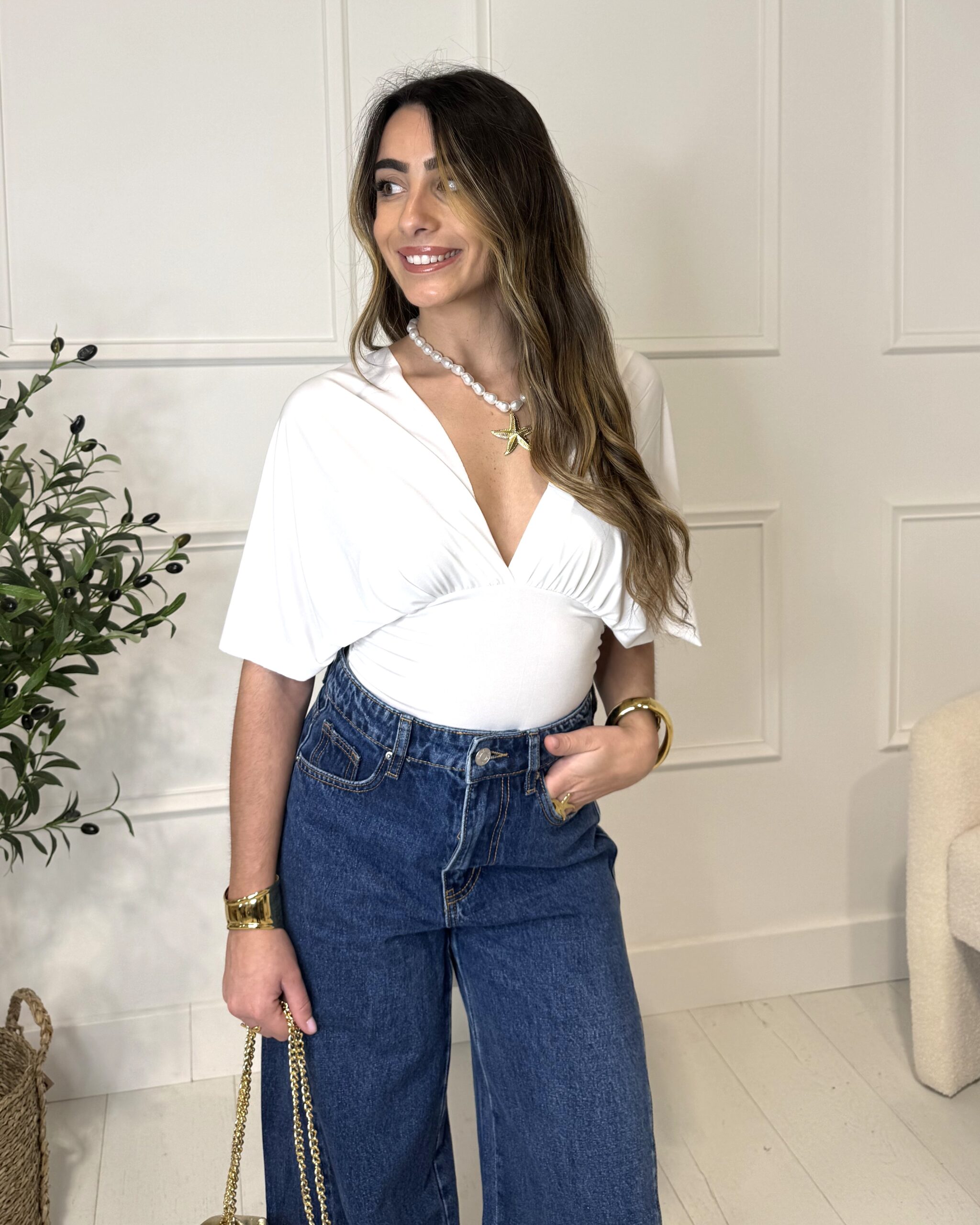 Top blanc à manches courtes dos-nu avec liens à nouer