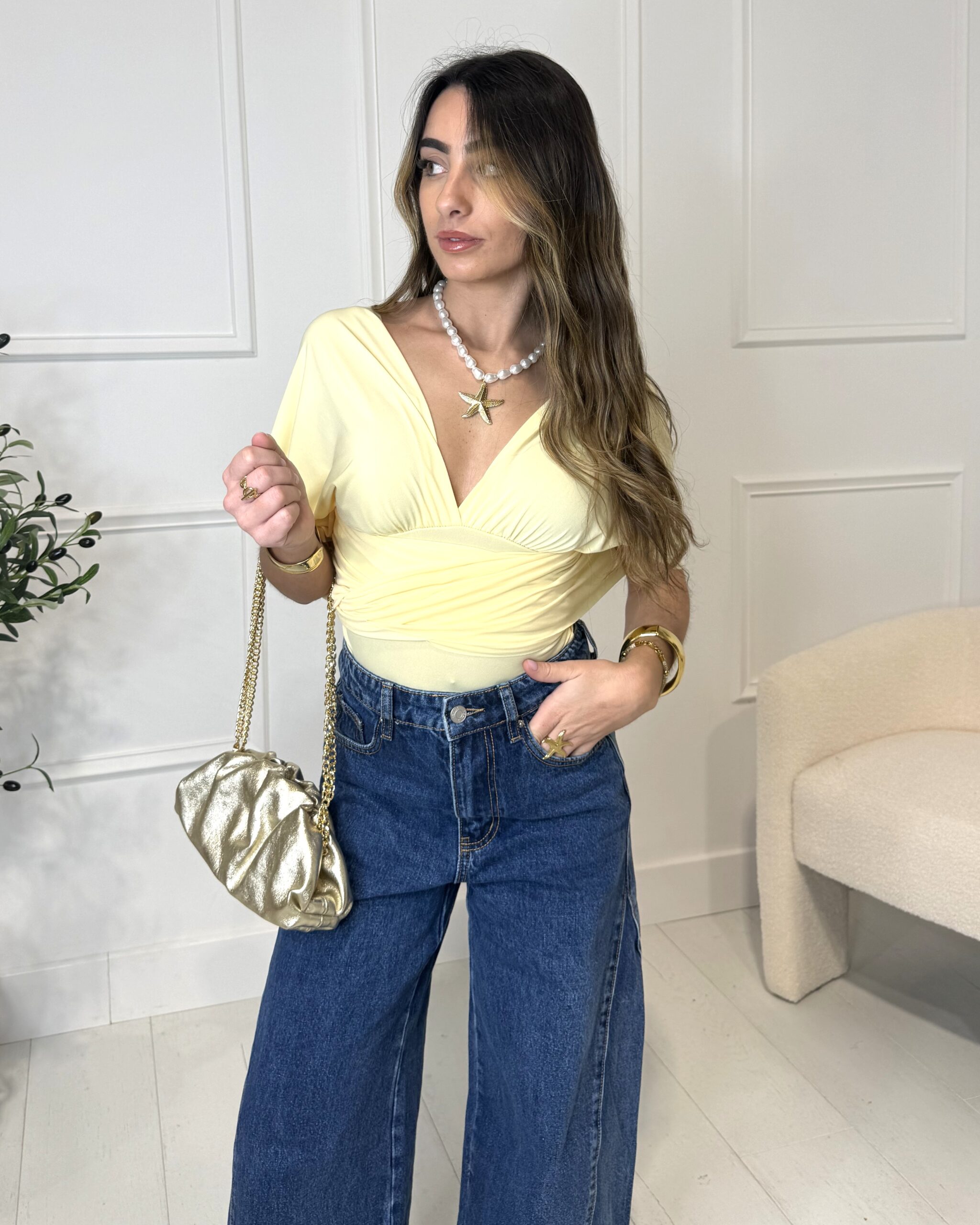 Top à manches courtes dos-nu jaune avec liens à nouer