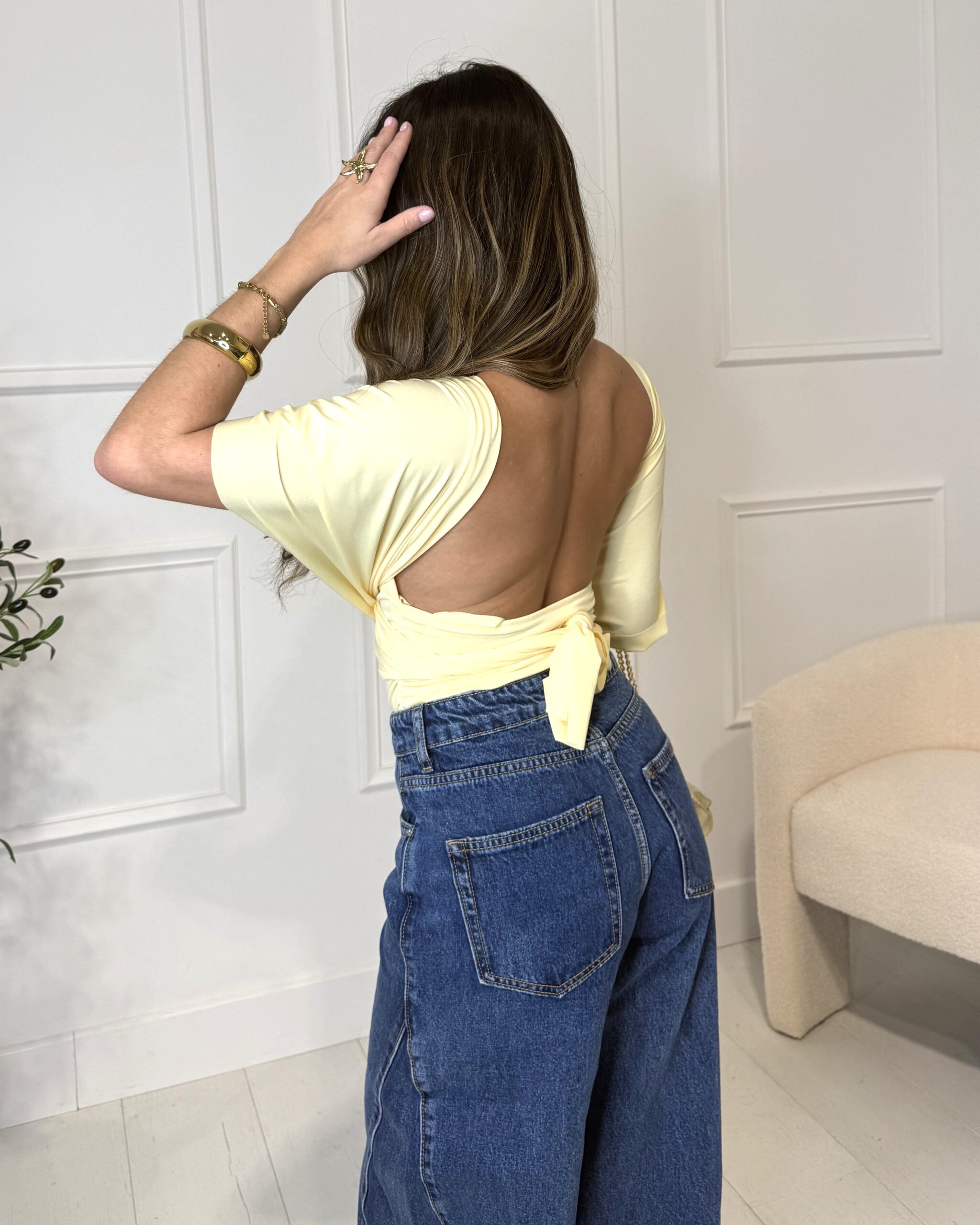 Top à manches courtes dos-nu jaune avec liens à nouer